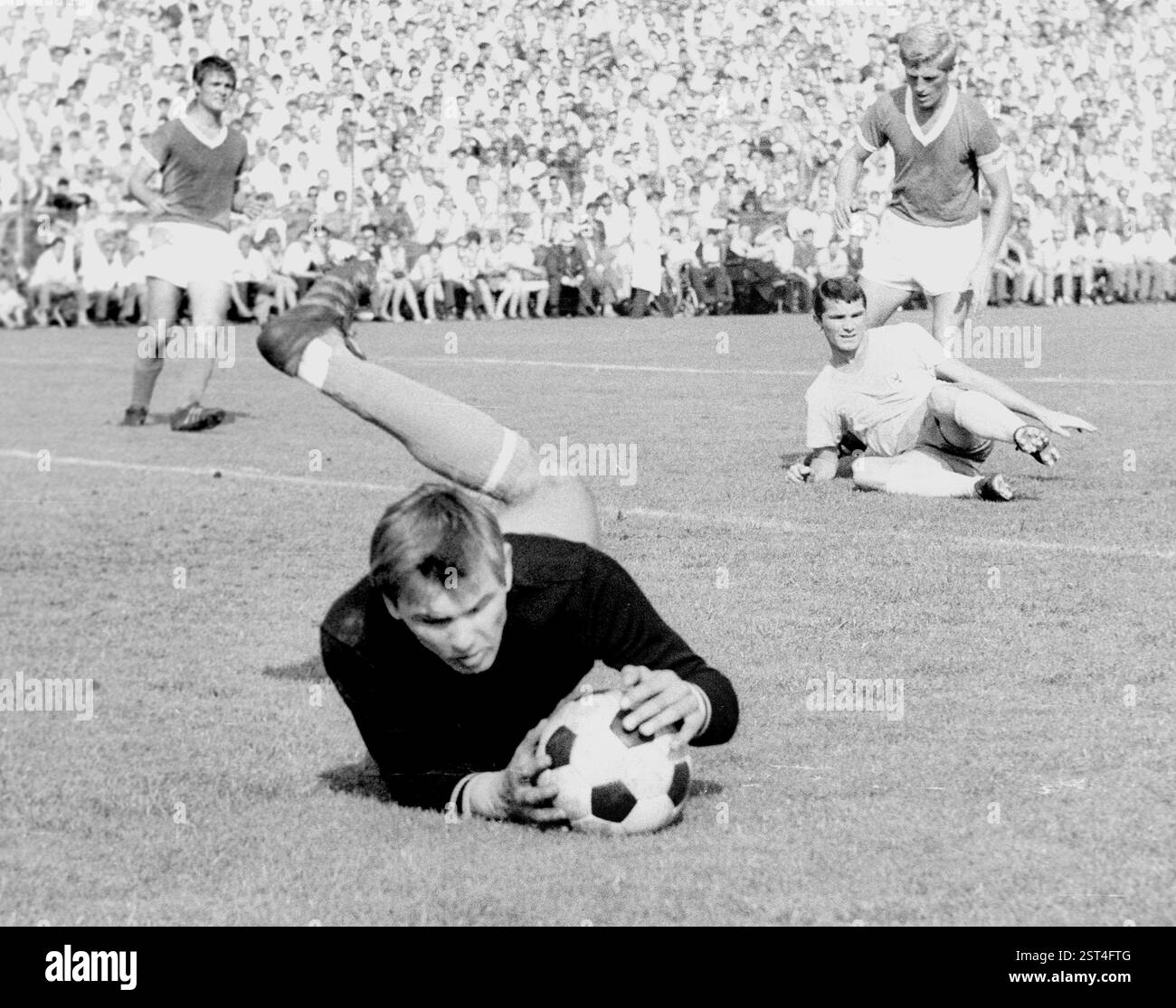 FC Schalke 04 - Eintracht Braunschweig 0:2 / 24.08.1968 / le gardien de but Norbert Nigbur (S04) devant Lothar Ulsaß (Eintr.) , Friedel Rausch et Klaus Fichtel au dos [traduction automatique] Banque D'Images