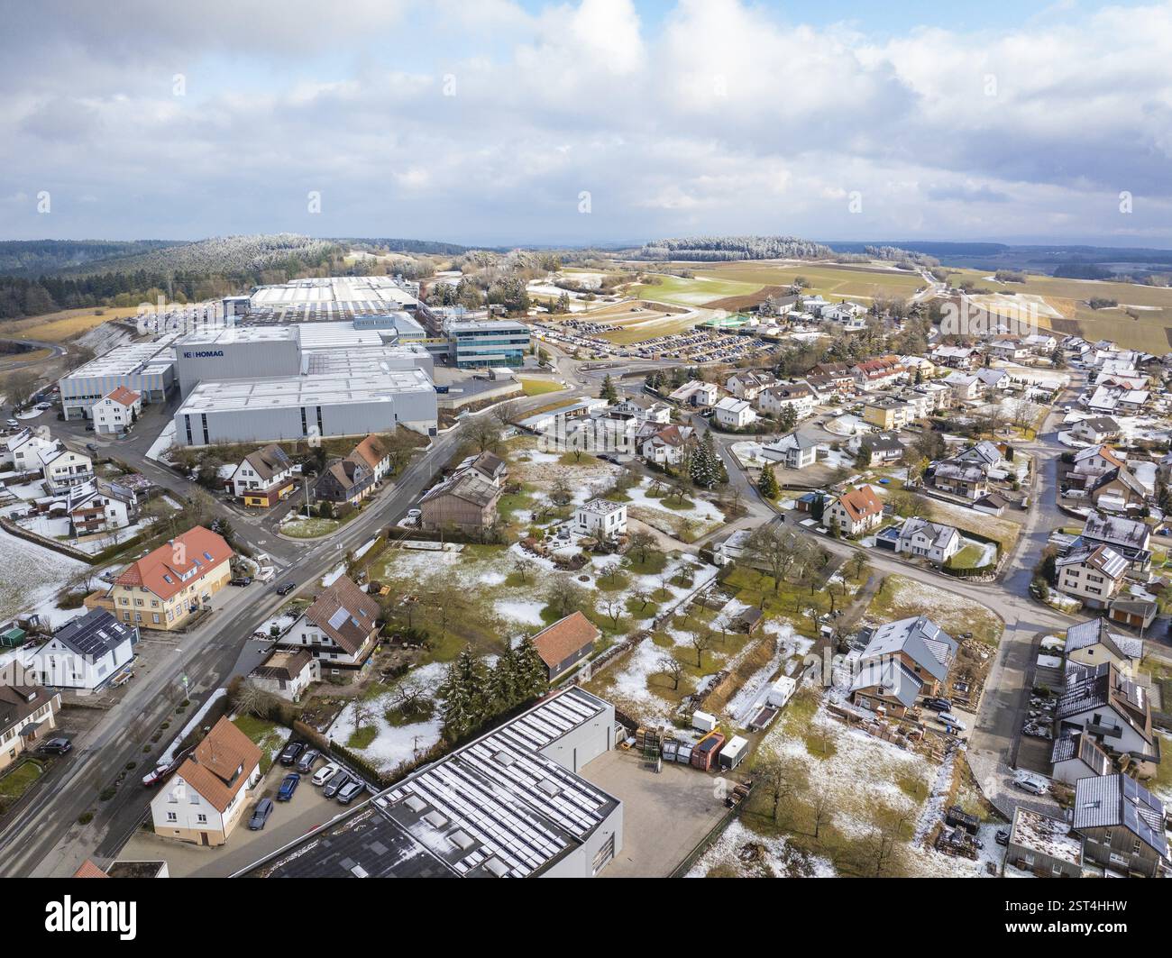 Vue plongeante de la zone industrielle et des bâtiments résidentiels voisins dans le paysage hivernal, Schopfloch, quartier de Freudenstadt, Allemagne, Europe Banque D'Images