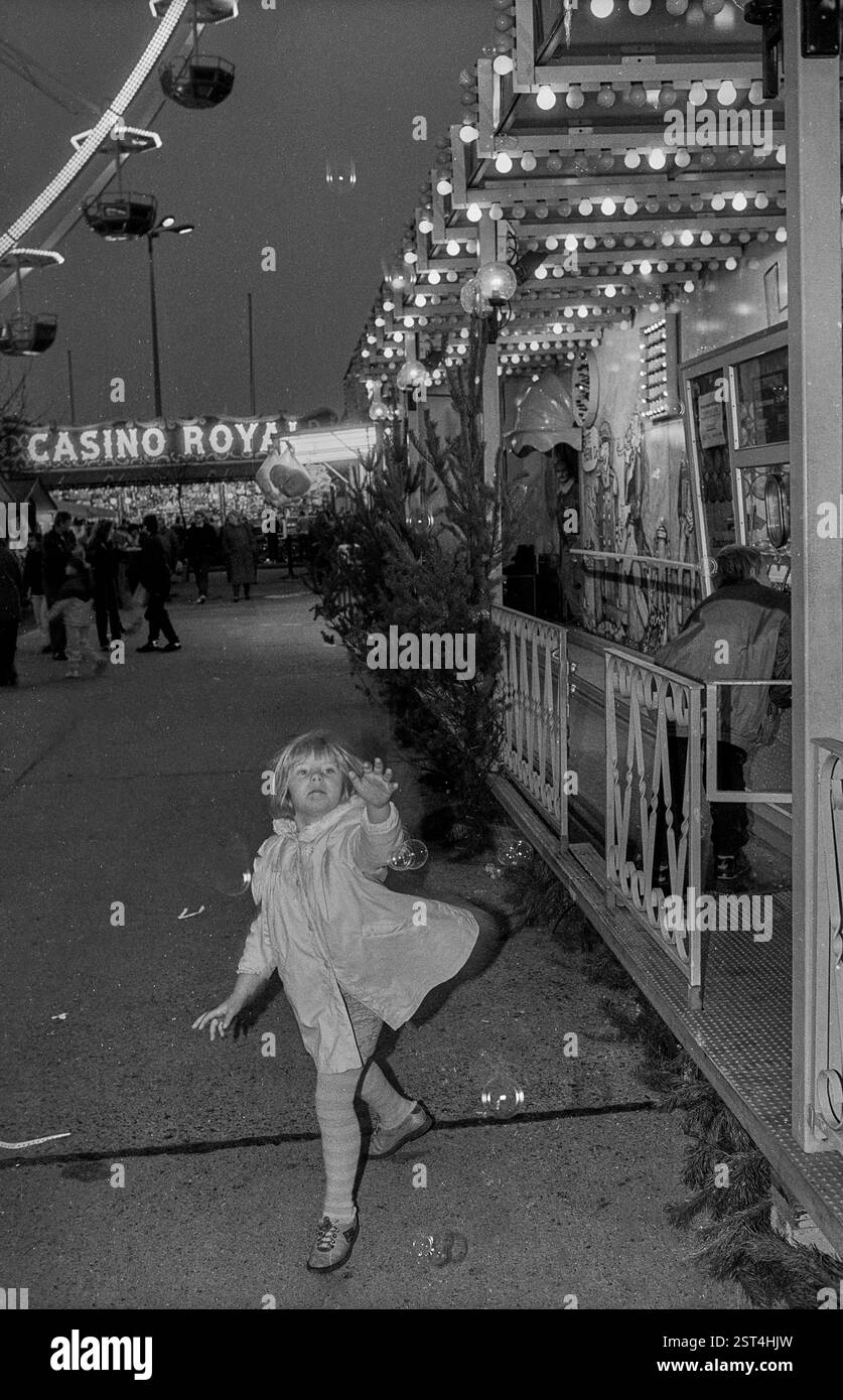 Allemagne, Berlin, 12.12.1991, marché de Noël au Werner-Seelenbinder-Halle, fille avec des bulles de savon, [traduction automatique] Banque D'Images