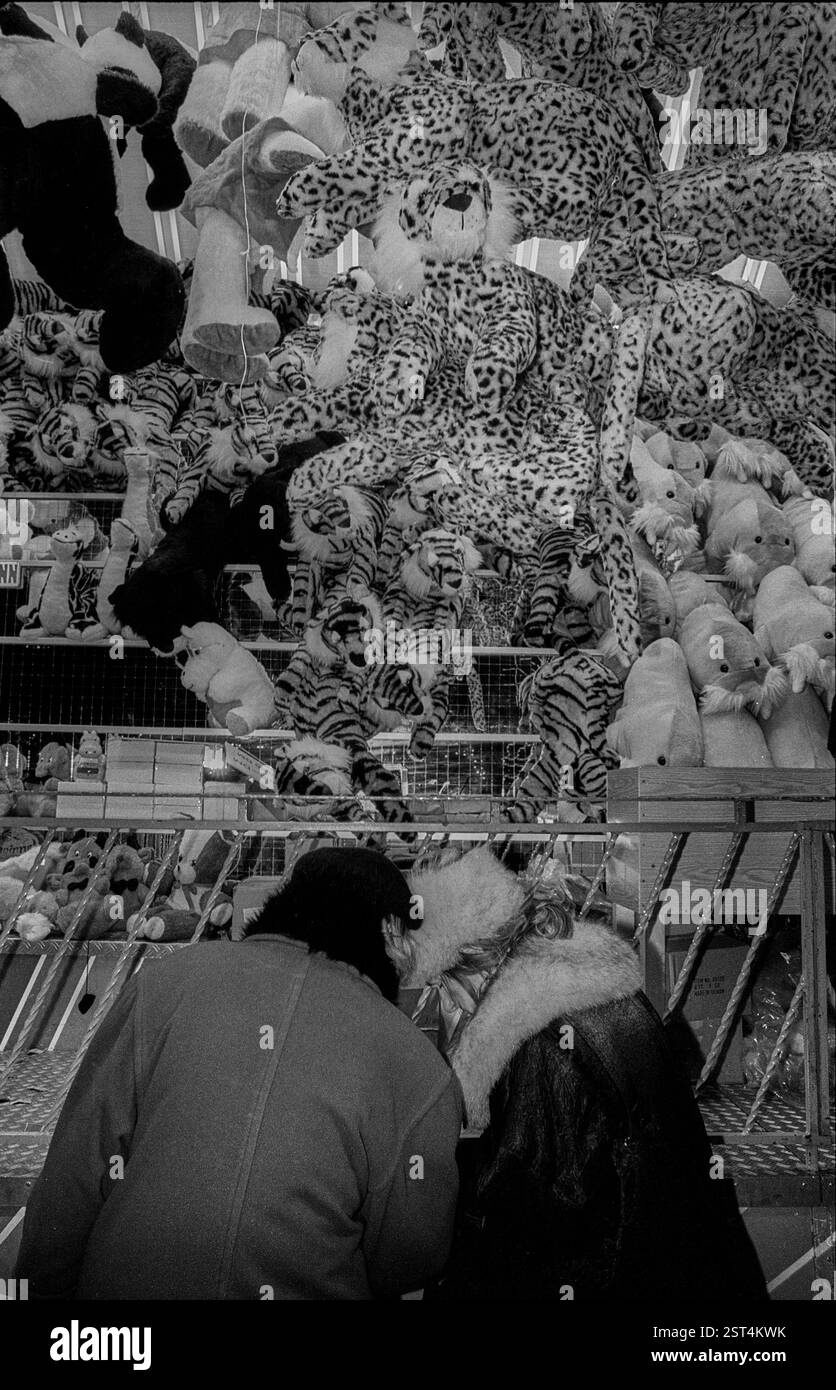 Allemagne, Berlin, 20.12.1991, marché de Noël sur Marx-Engels-Platz, cabine de loterie, animaux en peluche, [traduction automatique] Banque D'Images