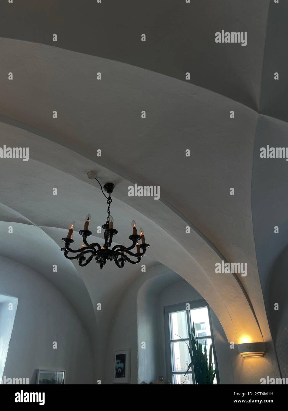 restaurant italien confortable avec un lustre pour passer un bon moment en famille et entre amis - Image de stock capturée avec un smartphone