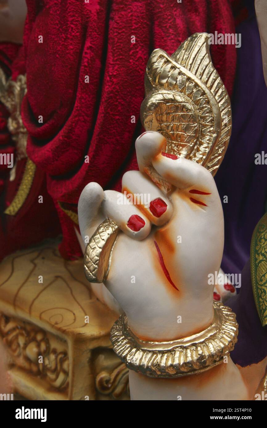 Une des quatre mains de l'idole du Seigneur Ganesh, l'éléphant dirigé Dieu, tenant la fleur appelée Lotus, Festival Ganesh ganpati, Pune, Maharashtra, Ind Banque D'Images