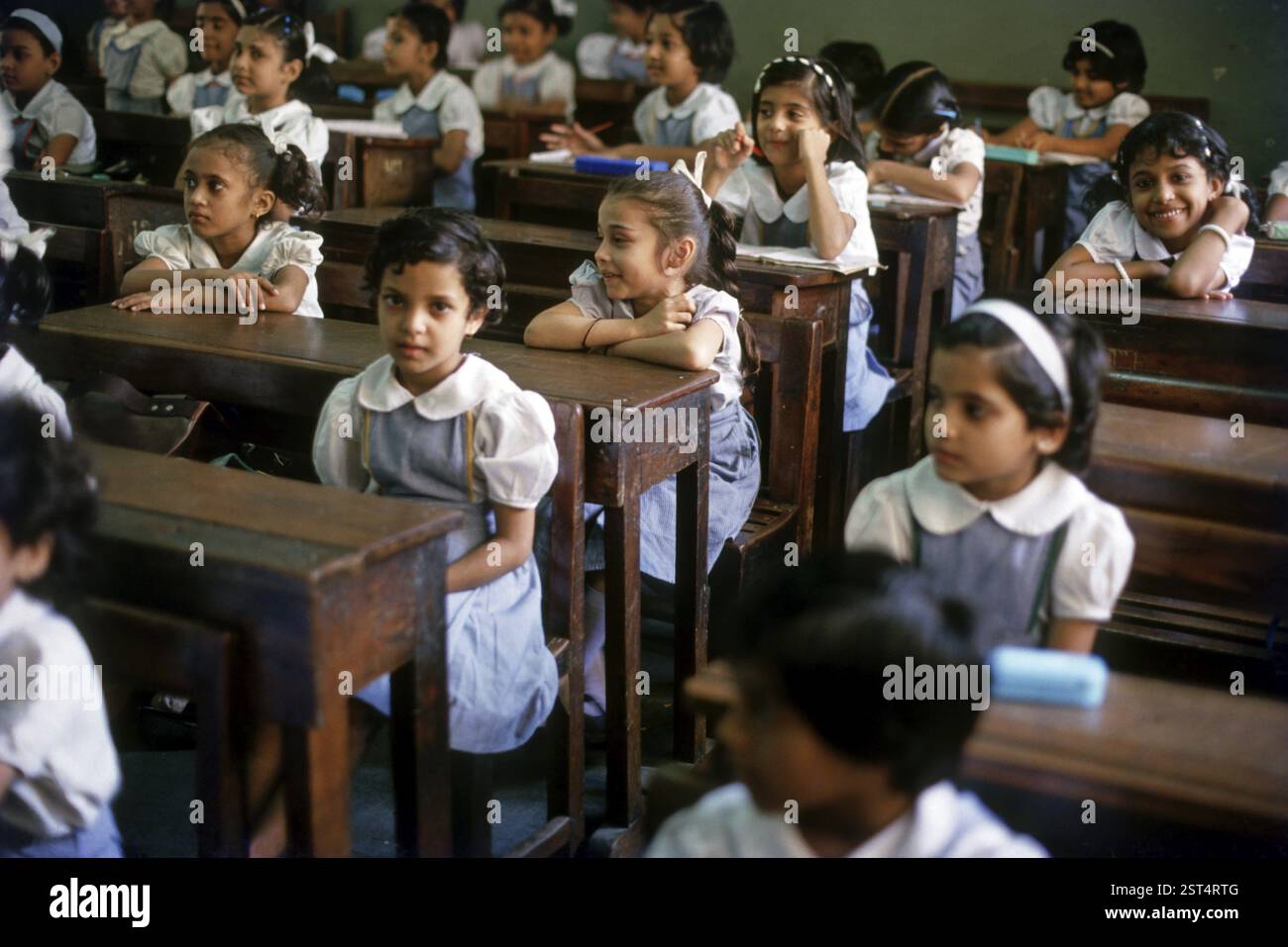 Enfants apprenant dans la salle de classe scolaire, inde Banque D'Images