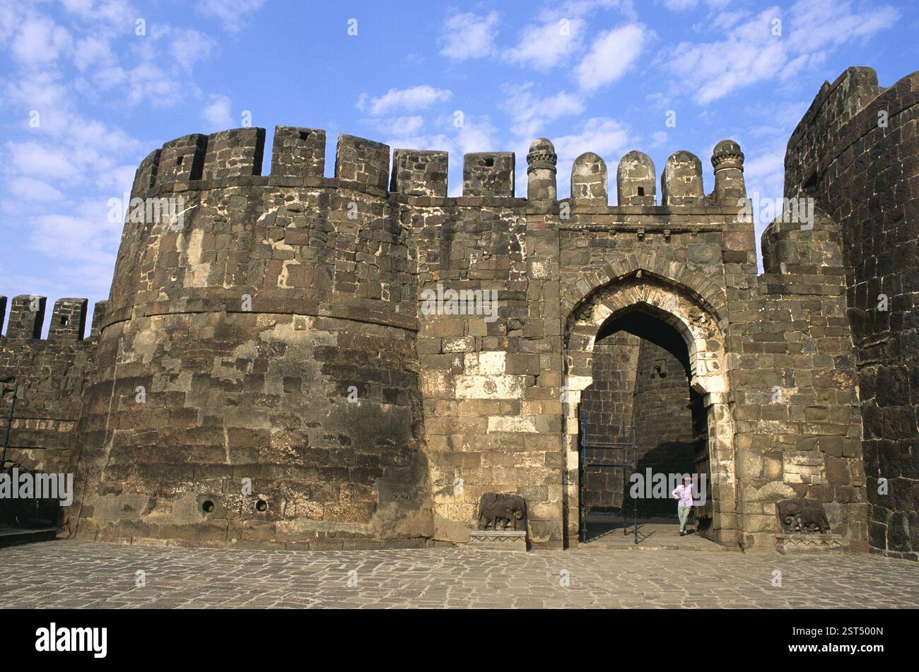 Fortification et porte d'entrée principale de fer, fort de Daulatabad, Aurangabad, Maharashtra, Inde, Asie Banque D'Images