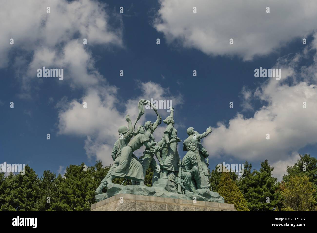 Daejeon, Corée du Sud, 19 septembre 2019 : statue d'hommes et de femmes soldats atteignant le ciel exposée au cimetière national, en Asie Banque D'Images