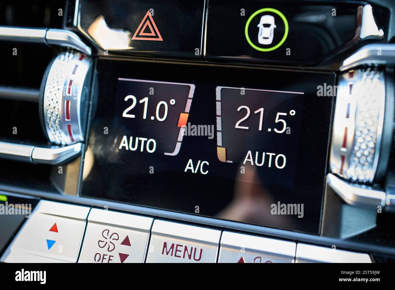 Détail automobile panneau d'affichage de la climatisation boutons de mode de commutation de tableau de bord interrupteur d'éclairage d'urgence et bouton du système de sécurité gros plan. Contemporain de luxe Banque D'Images