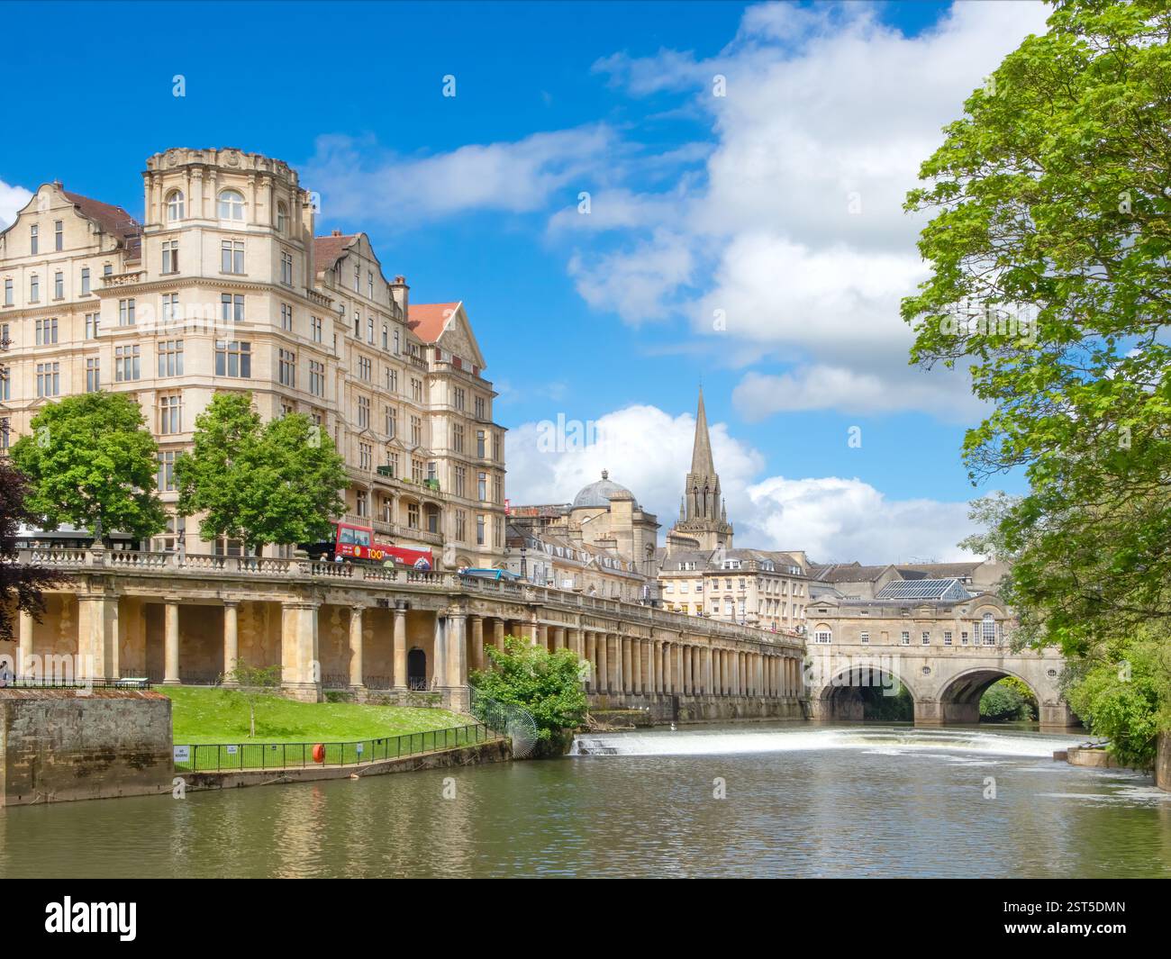 Vue depuis le sentier de la rivière Avon vers Grand Parade et Pulteney Bridge, Bath, Somerset, Angleterre Royaume-Uni Banque D'Images