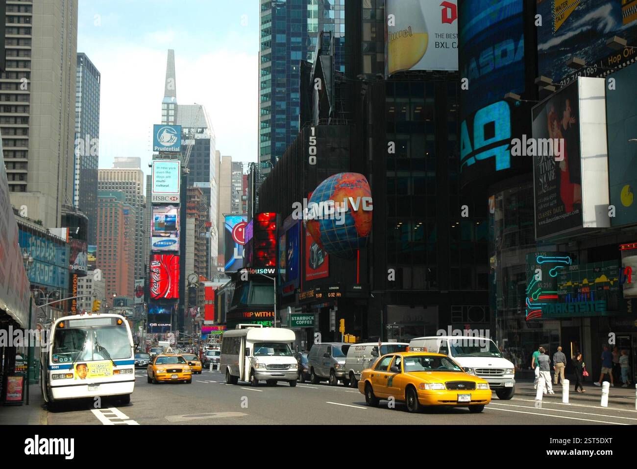 DATE D'ENREGISTREMENT NON INDIQUÉE. États-Unis, NYC, Manhattan, Time Square. Der Times Square in New York City liegt an der Kreuzung Broadway und Seventh Avenue und ist nach dem von der Zeitung New York Times benutzten Gebäude T.S.1 benannt. Er erstreckt sich von West 42nd Street bis West 47th Street und bildet das Zentrum des als Broadway bezeichneten Theaterviertels von Manhattan. In den 1930er Jahren wurde der Times Square offiziell in zwei Abschnitte unterteilt. DAS Südliche Ende behielt den Namen Times Square und das nördliche Ende wurde in Duffy Square umbenannt *** DATE D'ENREGISTREMENT NON INDIQUÉE États-Unis d'Amérique, NYC, Manhatt Banque D'Images
