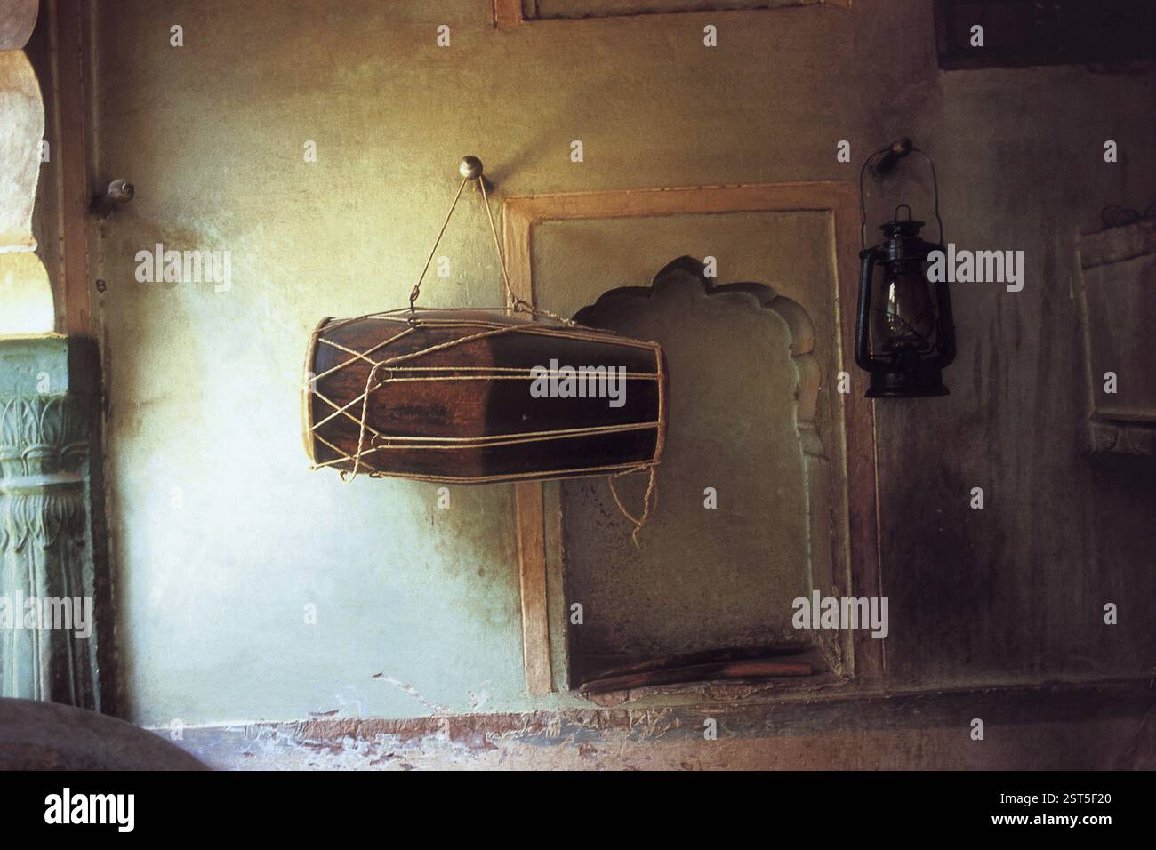 Dholak un instrument de musique indien suspendu dans un haveli diaphalé, Rajasthan, Inde, Asie Banque D'Images