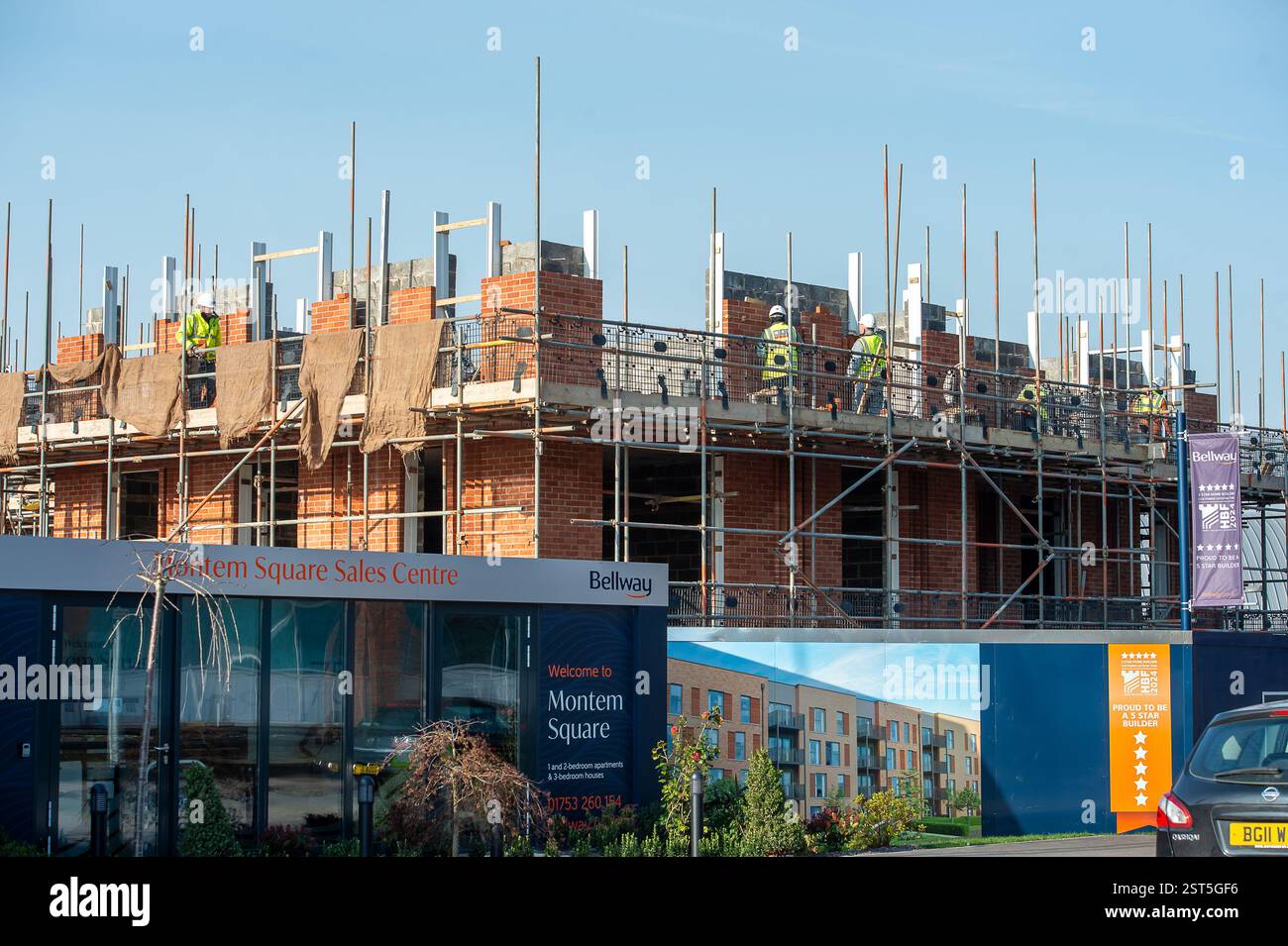 Slough, Berkshire, Royaume-Uni. 17 février 2025. Les travailleurs d'une Bellway Homes construisent un nouveau développement d'appartements et de maisons de 3 chambres sur le site de l'ancien Montem Lesiure Centre à Slough, Berkshire. Il a été rapporté aujourd'hui que l'objectif de construction de logements du Labour de 1,5 million de maisons est «irréalisable». La vice-première ministre Angela Rayner a déclaré qu'il n'y avait "aucune excuse" pour ne pas atteindre l'objectif. L'industrie de la construction a toutefois averti qu'il y avait toujours une pénurie de constructeurs. Crédit : Maureen McLean/Alamy Live News Banque D'Images