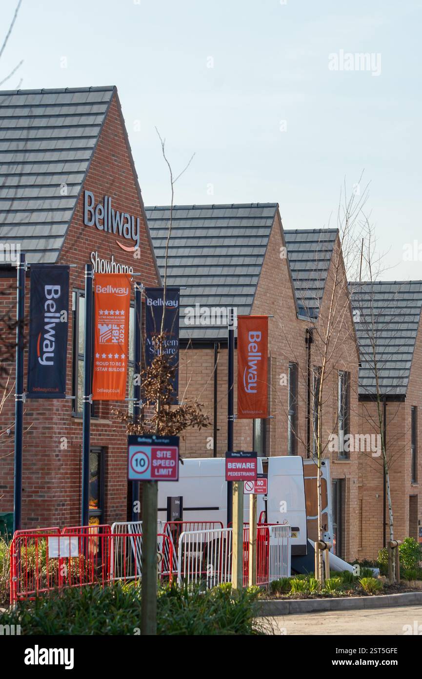 Slough, Berkshire, Royaume-Uni. 17 février 2025. Les travailleurs d'une Bellway Homes construisent un nouveau développement d'appartements et de maisons de 3 chambres sur le site de l'ancien Montem Lesiure Centre à Slough, Berkshire. Il a été rapporté aujourd'hui que l'objectif de construction de logements du Labour de 1,5 million de maisons est «irréalisable». La vice-première ministre Angela Rayner a déclaré qu'il n'y avait "aucune excuse" pour ne pas atteindre l'objectif. L'industrie de la construction a toutefois averti qu'il y avait toujours une pénurie de constructeurs. Crédit : Maureen McLean/Alamy Live News Banque D'Images
