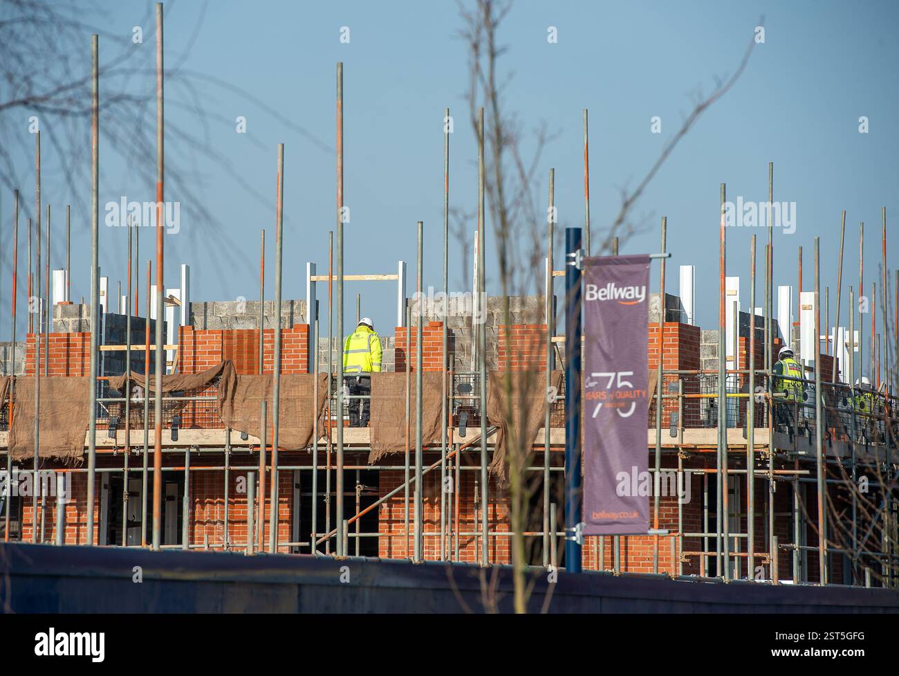 Slough, Berkshire, Royaume-Uni. 17 février 2025. Les travailleurs d'une Bellway Homes construisent un nouveau développement d'appartements et de maisons de 3 chambres sur le site de l'ancien Montem Lesiure Centre à Slough, Berkshire. Il a été rapporté aujourd'hui que l'objectif de construction de logements du Labour de 1,5 million de maisons est «irréalisable». La vice-première ministre Angela Rayner a déclaré qu'il n'y avait "aucune excuse" pour ne pas atteindre l'objectif. L'industrie de la construction a toutefois averti qu'il y avait toujours une pénurie de constructeurs. Crédit : Maureen McLean/Alamy Live News Banque D'Images