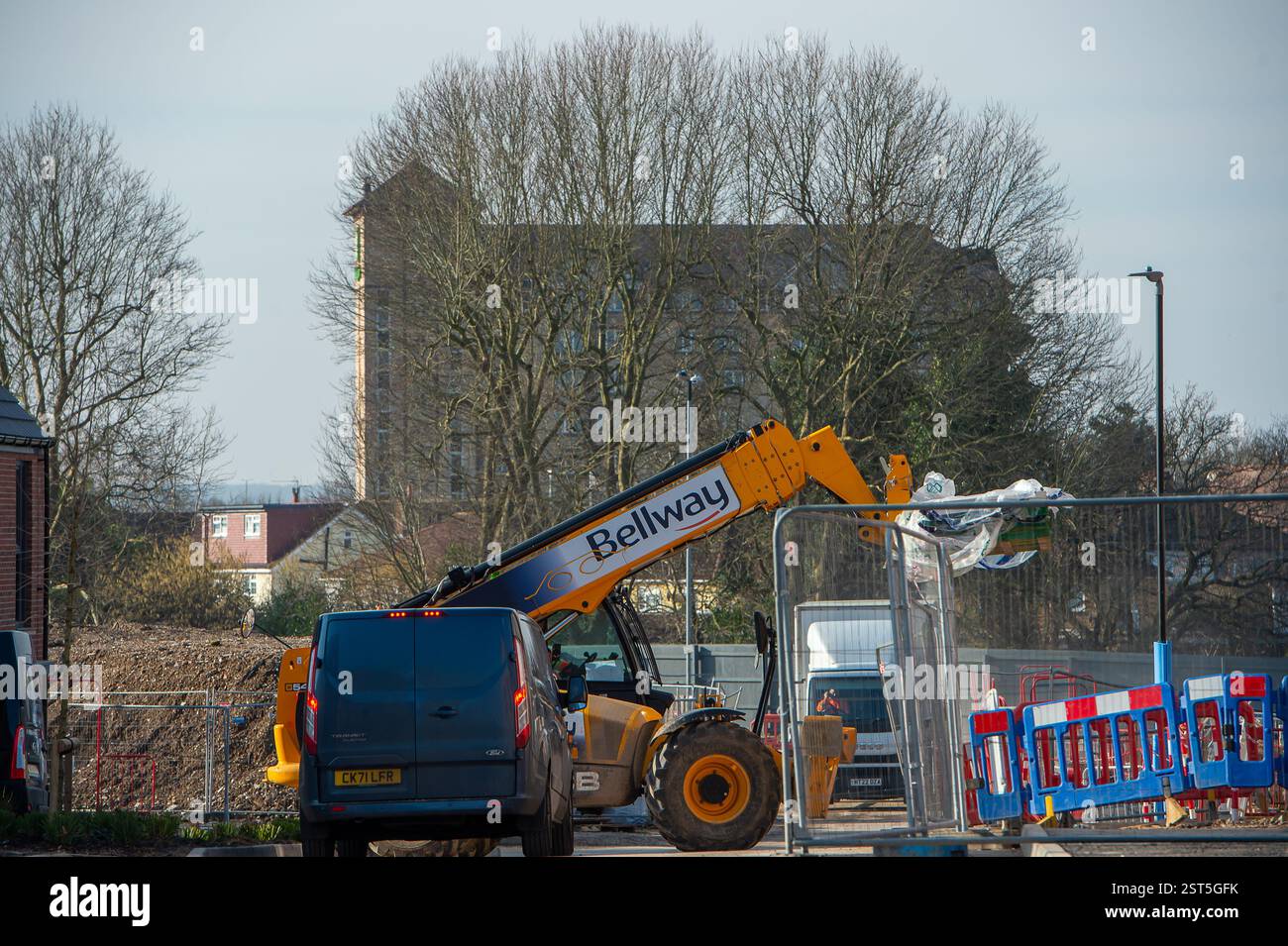 Slough, Berkshire, Royaume-Uni. 17 février 2025. Les travailleurs d'une Bellway Homes construisent un nouveau développement d'appartements et de maisons de 3 chambres sur le site de l'ancien Montem Lesiure Centre à Slough, Berkshire. Il a été rapporté aujourd'hui que l'objectif de construction de logements du Labour de 1,5 million de maisons est «irréalisable». La vice-première ministre Angela Rayner a déclaré qu'il n'y avait "aucune excuse" pour ne pas atteindre l'objectif. L'industrie de la construction a toutefois averti qu'il y avait toujours une pénurie de constructeurs. Crédit : Maureen McLean/Alamy Live News Banque D'Images