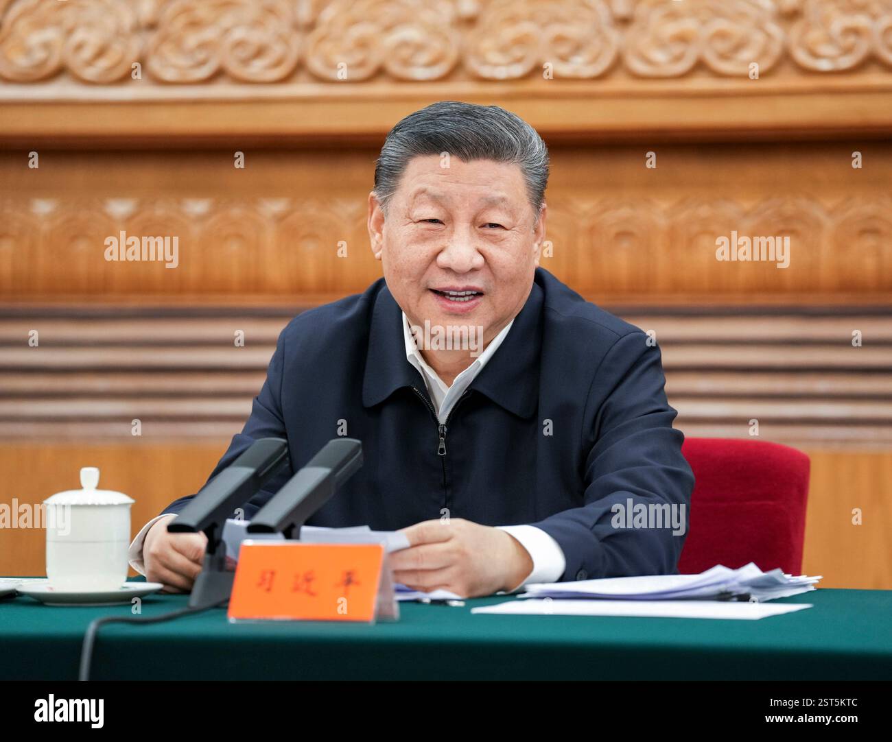 Pékin, Chine. 17 février 2025. XI Jinping, secrétaire général du Comité central du Parti communiste chinois, également président chinois et président de la Commission militaire centrale, assiste à un symposium sur les entreprises privées, où il prononce un discours important, à Pékin, capitale de la Chine, le 17 février 2025. Crédit : Zhan Zheng/Xinhua/Alamy Live News Banque D'Images