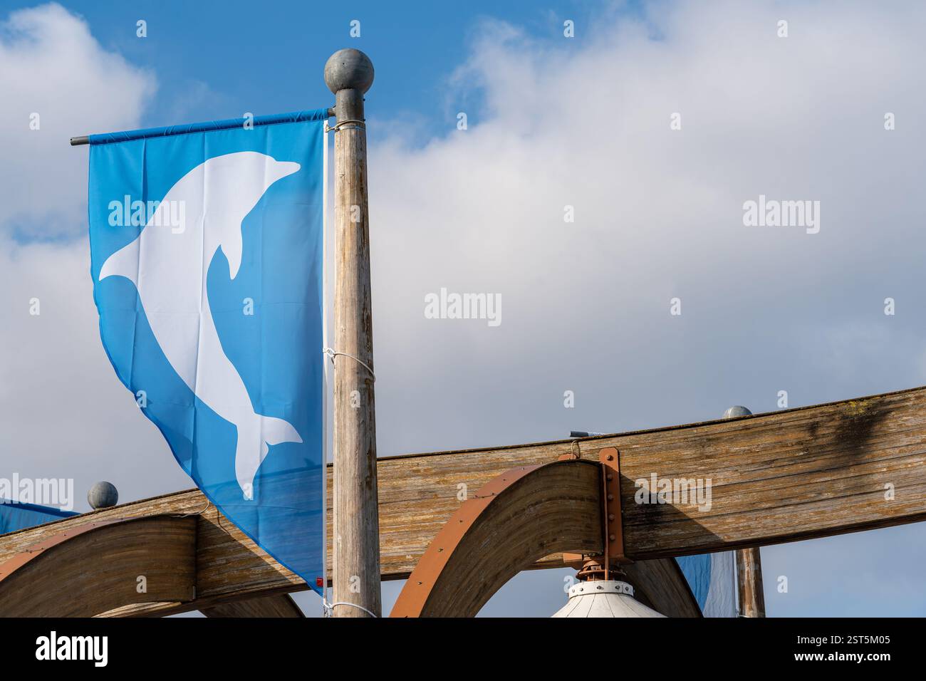 Harderwijk, pays-Bas, 16.02.2025, drapeau avec symbole de dauphin à l'entrée du Dolfinarium Harderwijk, le plus grand parc de mammifères marins d'Europe Banque D'Images
