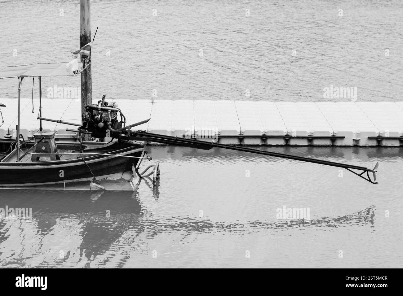 Un bateau traditionnel thaïlandais à longue queue avec un système d'hélice étendu, amarré à la rive à Krabi. Banque D'Images