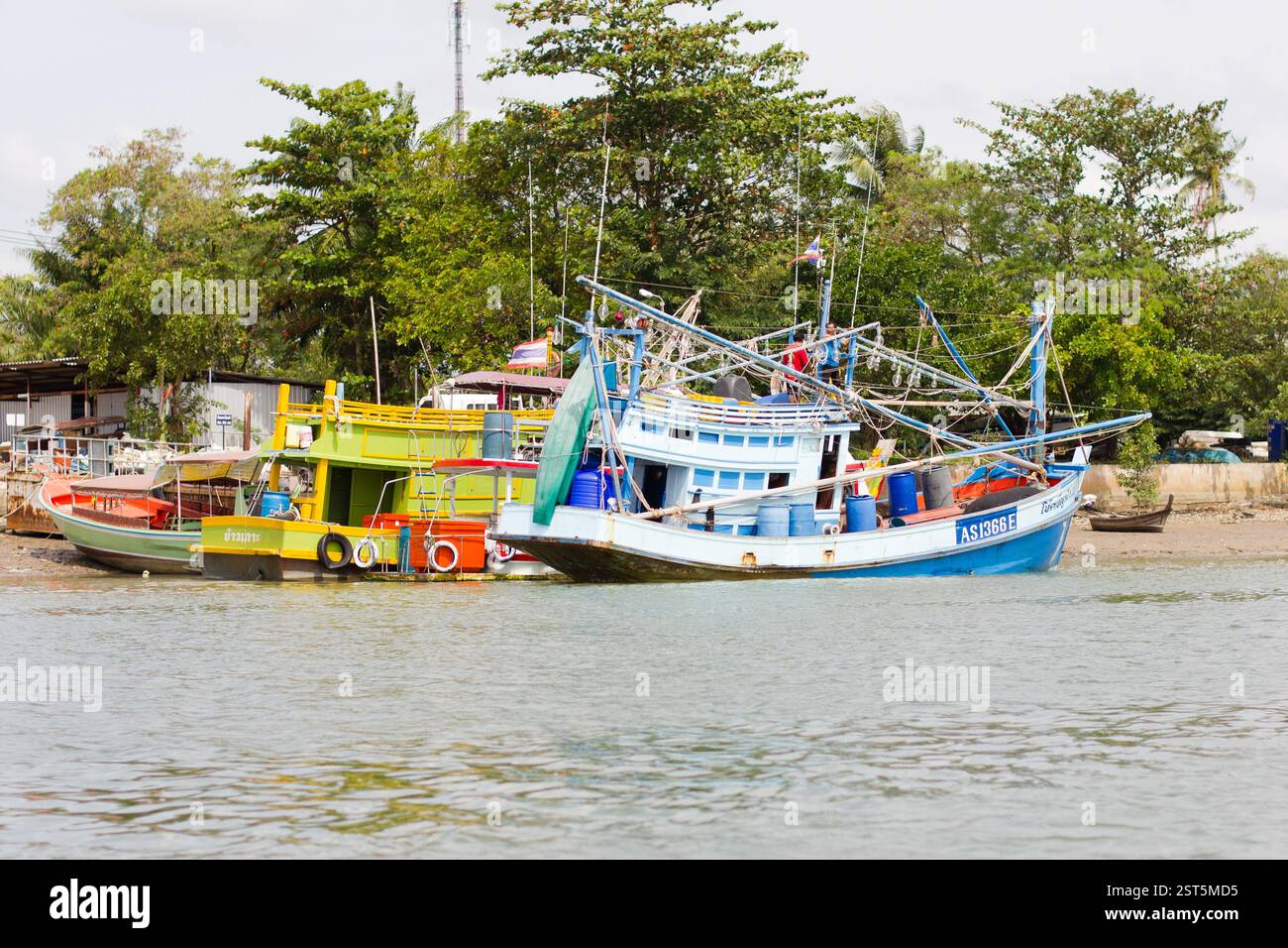 Bateaux de pêche colorés amarrés le long de la rivière à Krabi, Thaïlande. Banque D'Images