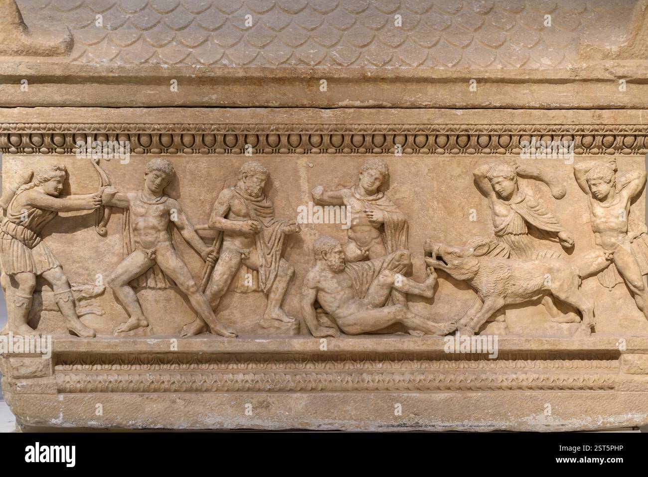 Athènes. Grèce. Grenier sarcophage, 150-170 A.D. représente la chasse au sanglier de Calydonien, à laquelle Meleager et Atalanta ont participé. J'ai trouvé Ayios Ioanni Banque D'Images