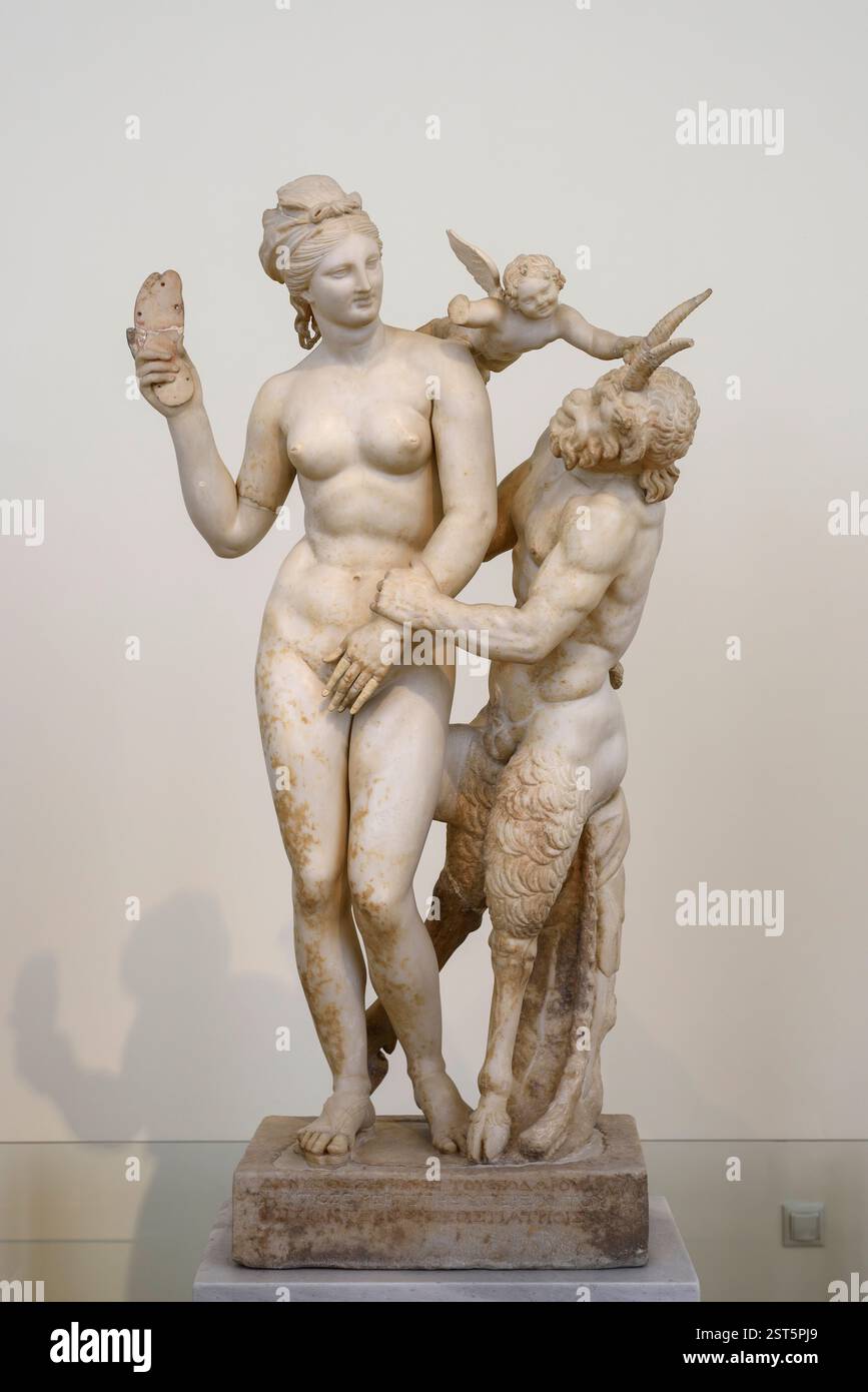 Athènes. Grèce. Groupe d'Aphrodite, Pan et Eros, vers 100 B.C. Musée archéologique national d'Athènes. Marbre de Parian. Trouvé dans la Maison du POS Banque D'Images