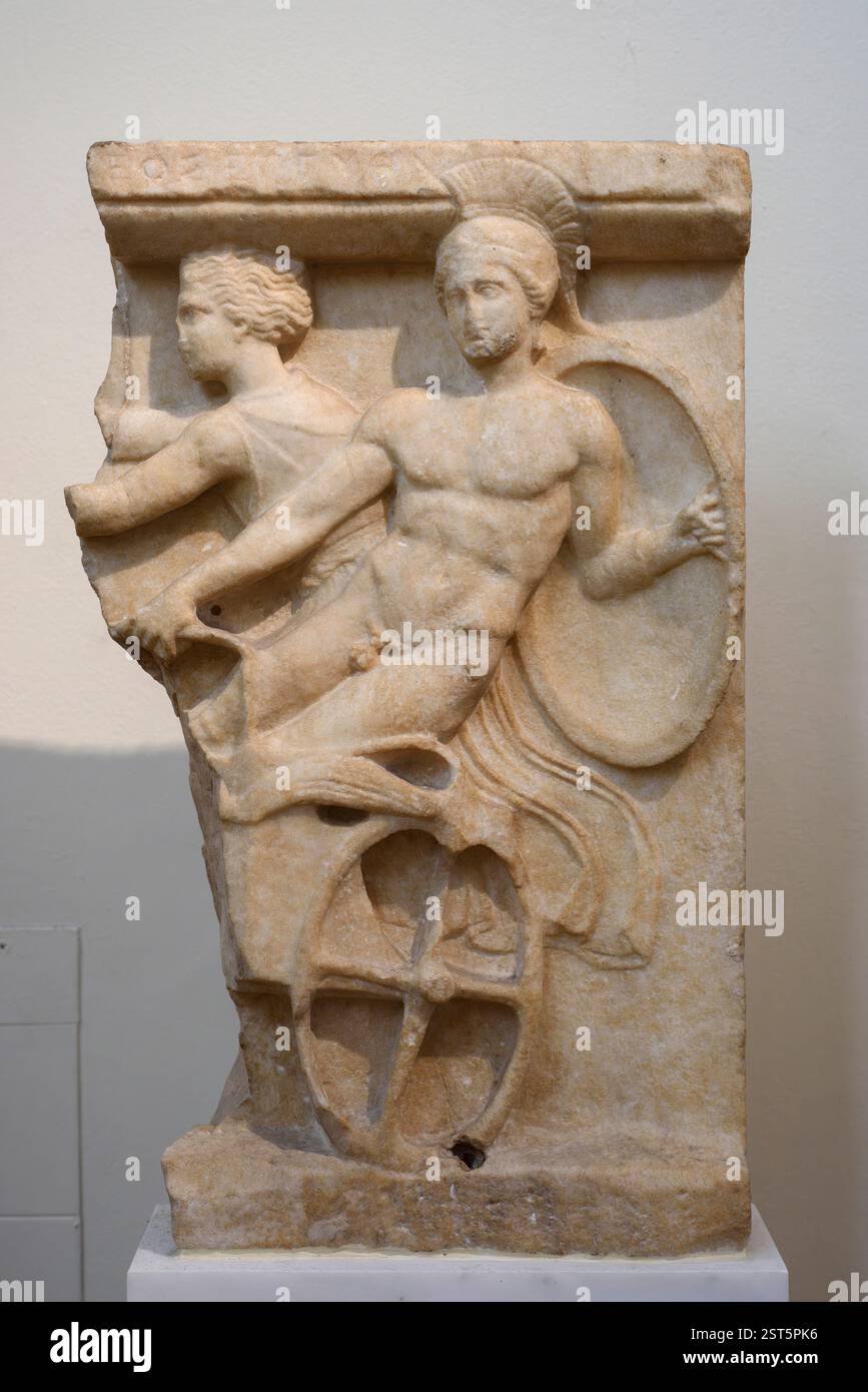 Athènes. Grèce. Partie d'un relief votif représentant un hoplite et un char, fin du 5ème C B.C. Musée archéologique national d'Athènes. Marb pentélique Banque D'Images