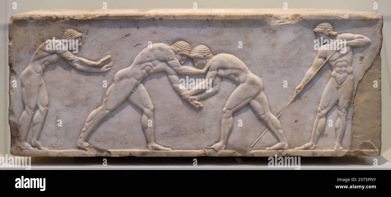 Athènes. Grèce. Base pour un kouros funéraire représentant des lutteurs dans un palaestra, vers 510 B.C. Musée archéologique national d'Athènes. Marbre pentélique Banque D'Images