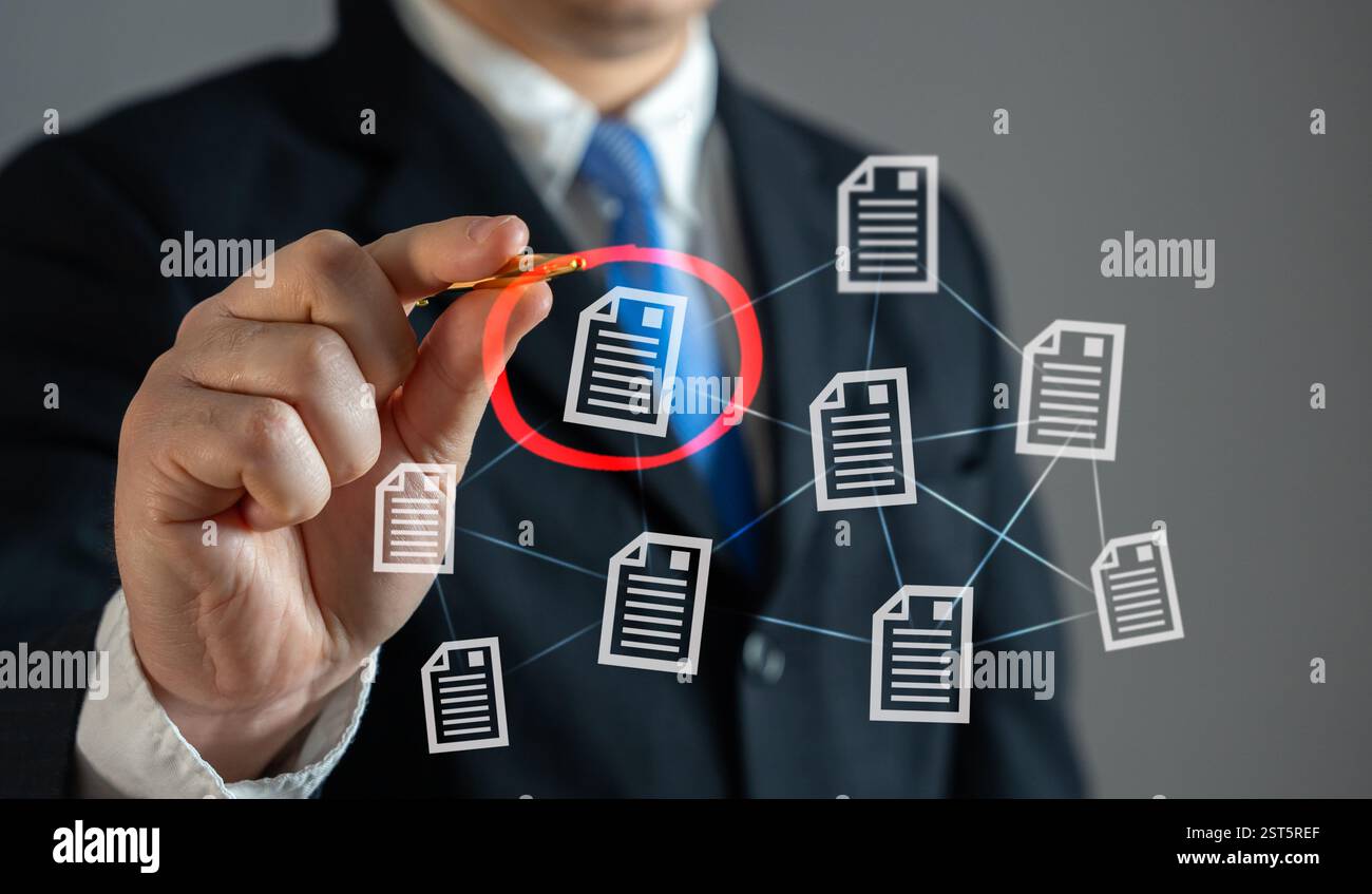 L'homme d'affaires encercle le document requis en rouge. Importance, approbations de correction. Documents urgents ou révisions de contrat. Banque D'Images