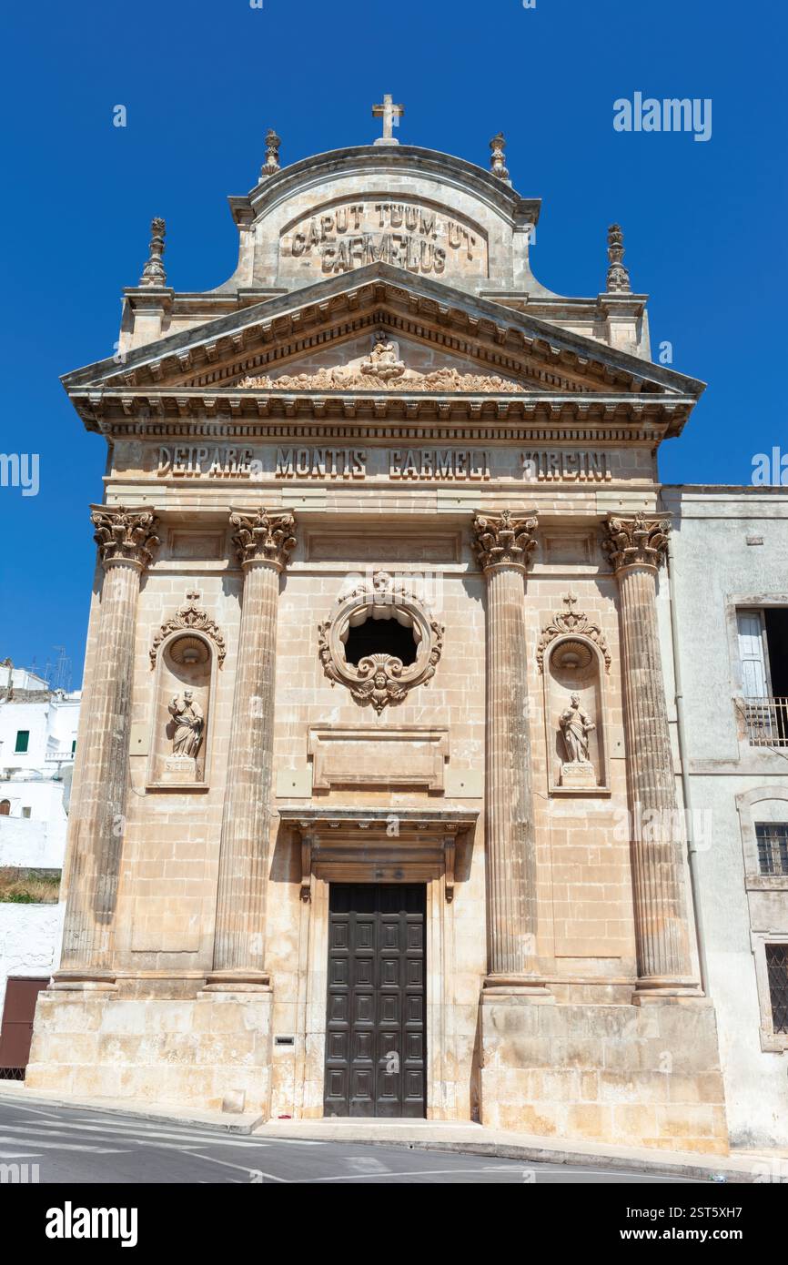L'église de Carmine à Ostuni, Pouilles, Italie, montre les inscriptions latines Caput Tuum Ut Carmelus et Deipare Montis Carmeli Virgini sous le ciel bleu Banque D'Images