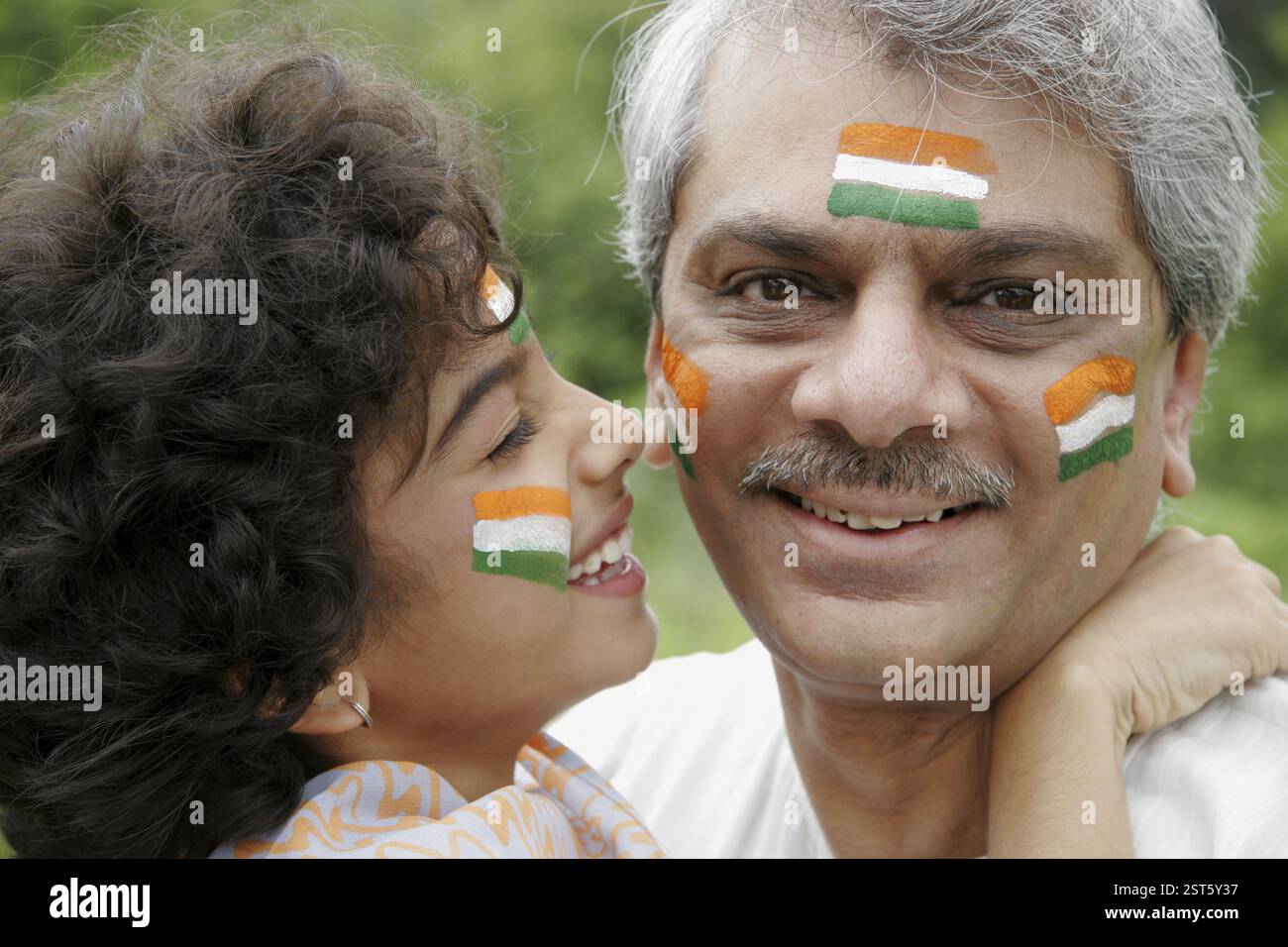 Célébrations oncle et nièce célébrant le jour de l'indépendance indienne le 15 août 2005, modèle Release nos 191 et 646 Banque D'Images