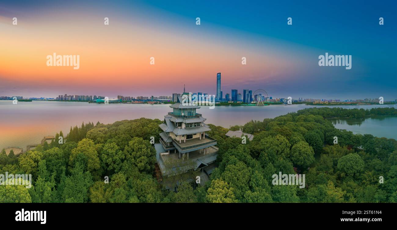 Peach Blossom Island et l'autre rive du lac East CBD dans la ville de Suzhou, province du Jiangsu, Chine Banque D'Images