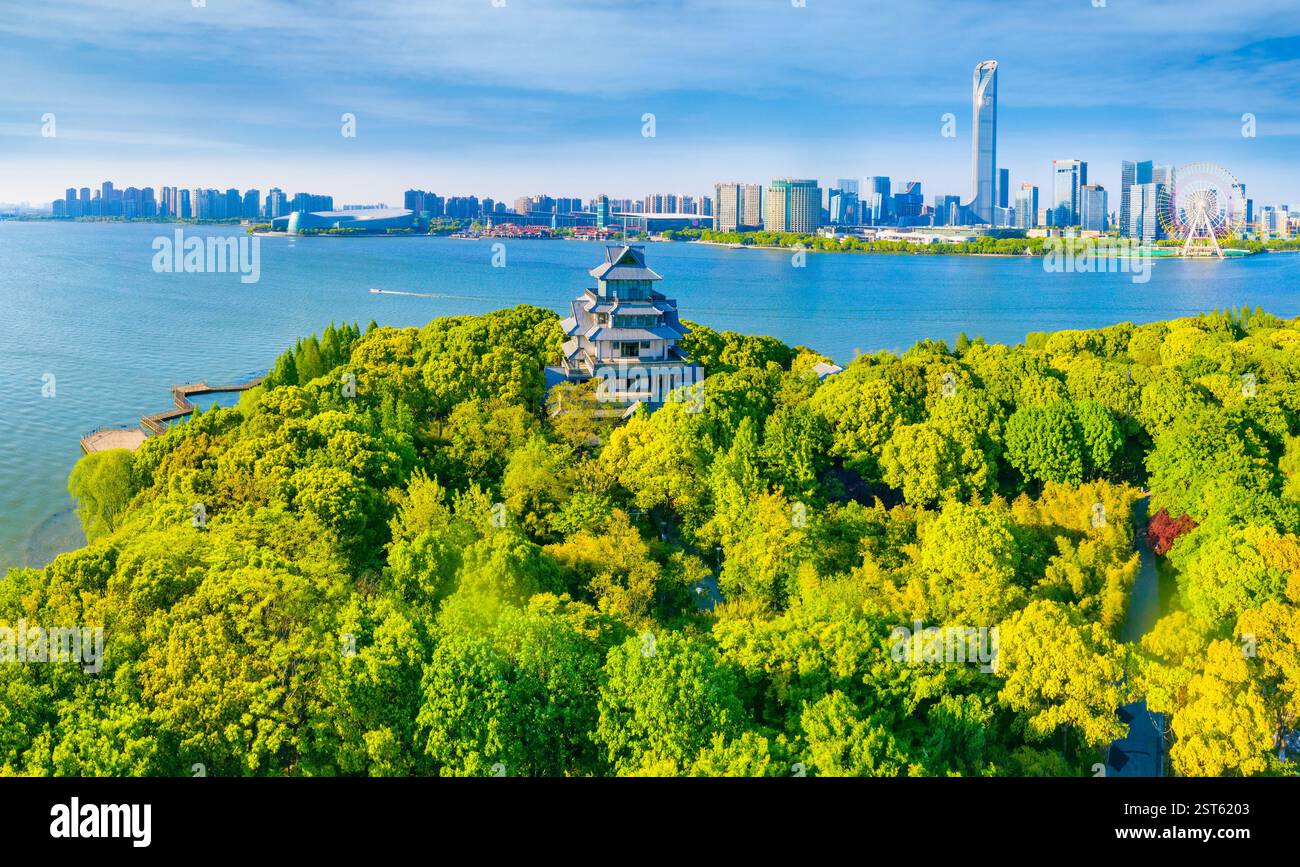 Peach Blossom Island et l'autre rive du lac East CBD dans la ville de Suzhou, province du Jiangsu, Chine Banque D'Images
