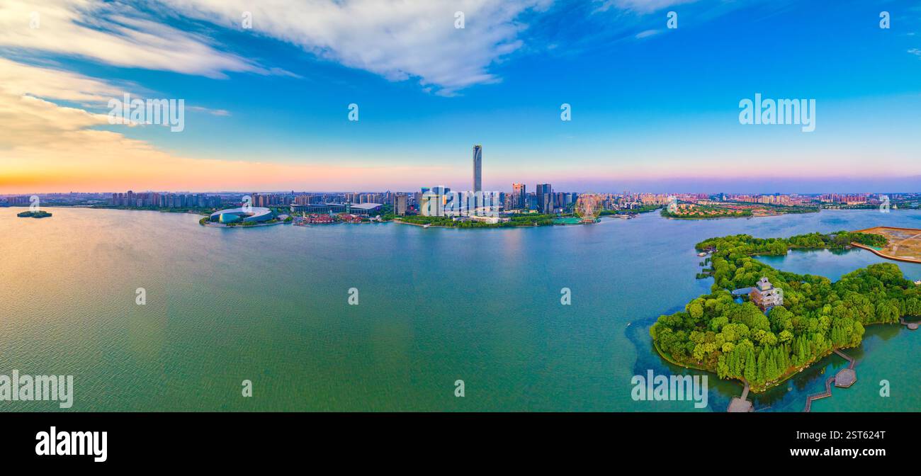 Peach Blossom Island et l'autre rive du lac East CBD dans la ville de Suzhou, province du Jiangsu, Chine Banque D'Images