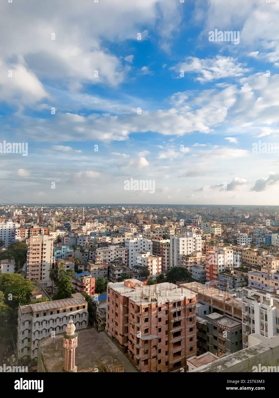nuage blanc, ciel bleu au-dessus de la vie urbaine occupée Banque D'Images