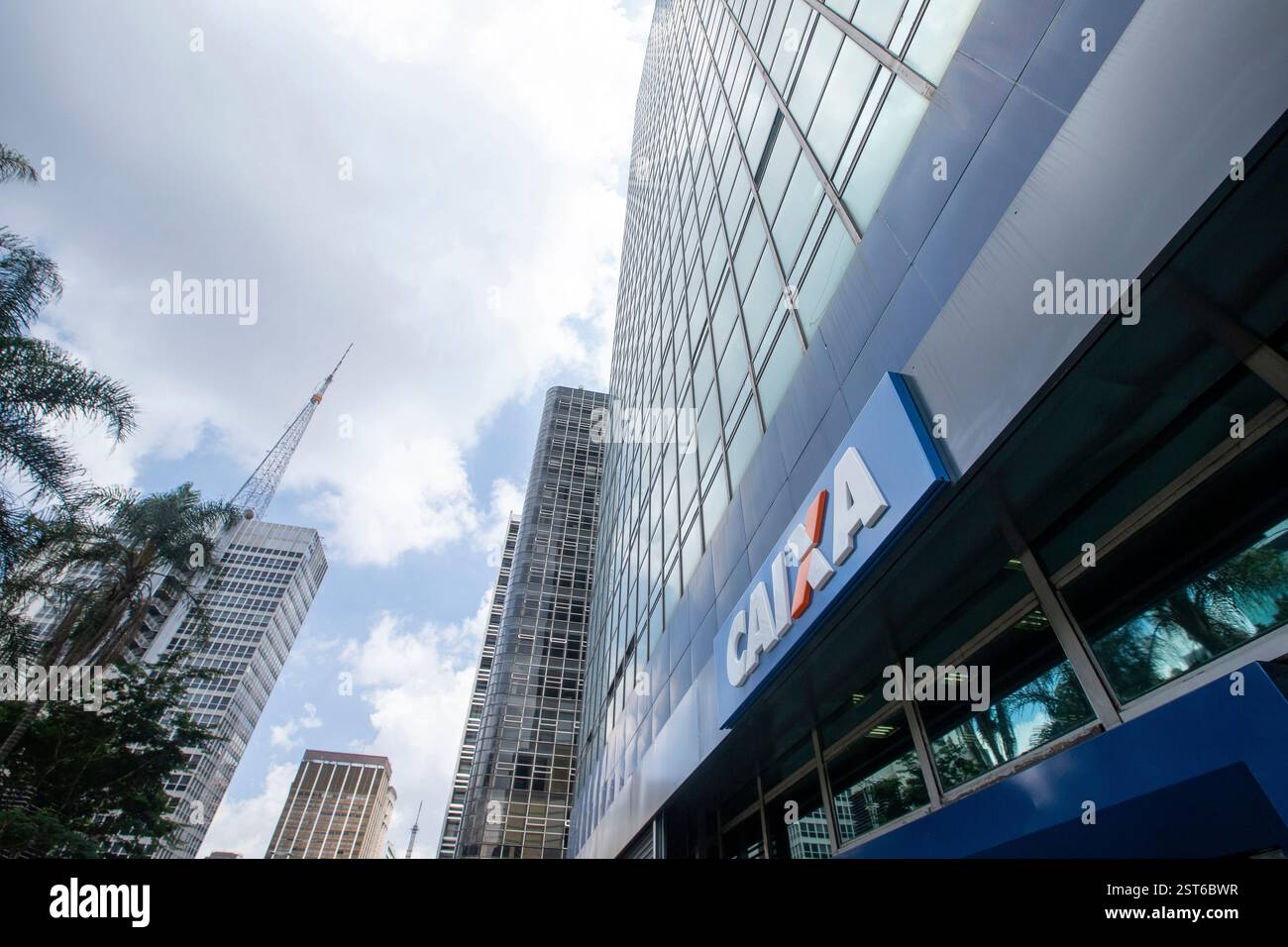 Sao Paulo, Brésil - décembre 29 2019 - Construction et logo de la succursale bancaire de Caixa Economica Federal ( CEF ). Est une institution financière, sous la forme o Banque D'Images