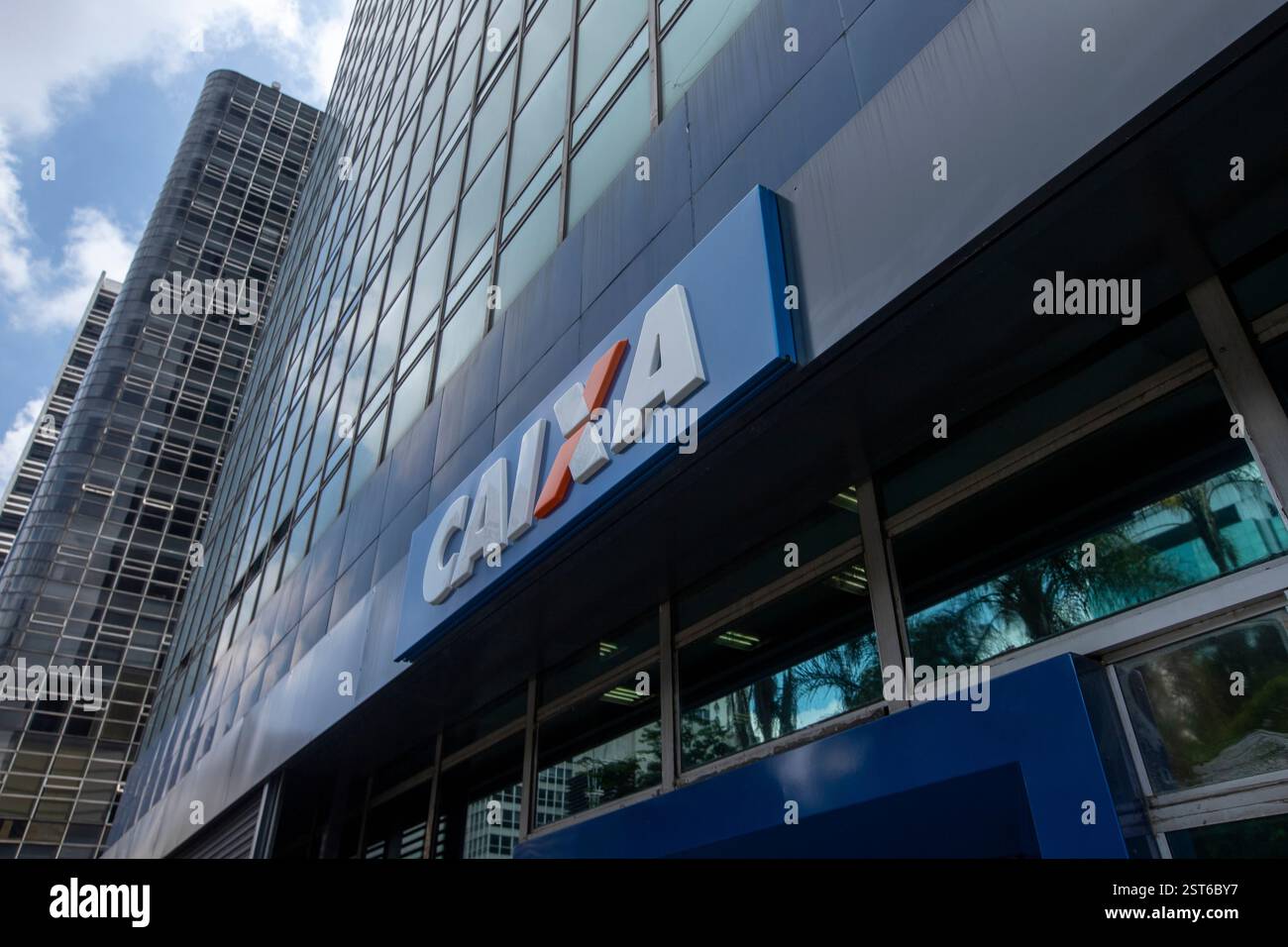 Sao Paulo, Brésil - décembre 29 2019 - Construction et logo de la succursale bancaire de Caixa Economica Federal ( CEF ). Est une institution financière, sous la forme o Banque D'Images