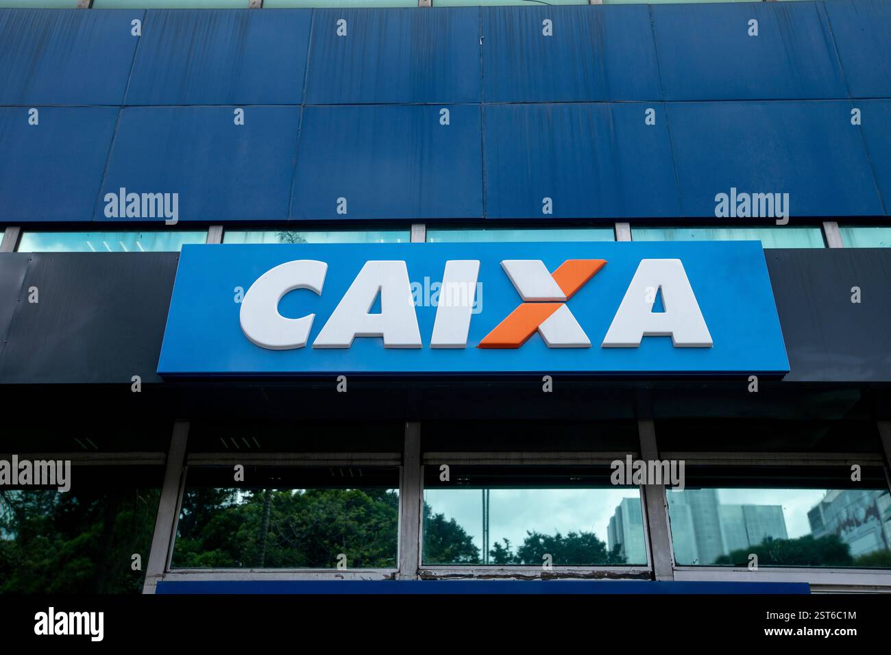 Sao Paulo, Brésil - décembre 29 2019 - Construction et logo de la succursale bancaire de Caixa Economica Federal ( CEF ). Est une institution financière, sous la forme o Banque D'Images