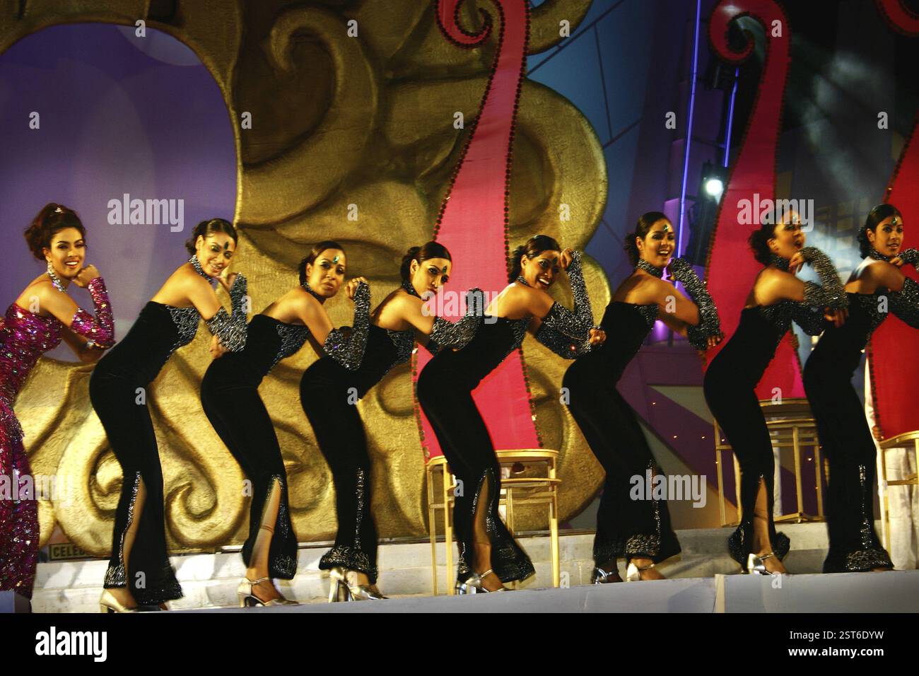 L'actrice indienne de Bollywood Priyanka Chopra du film 'Mujh se Shadi Karogi' célèbre sur scène avec un groupe de danseurs vêtus de costume noir, Mumbai B. Banque D'Images