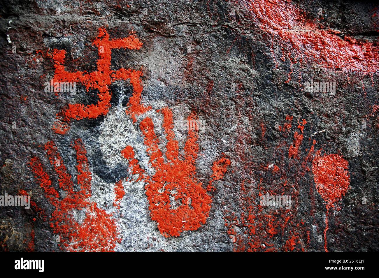 Swastik symbole auspicieux et empreintes de mains sur le mur du temple, Ujjain, Madhya Pradesh, Inde, Asie Banque D'Images