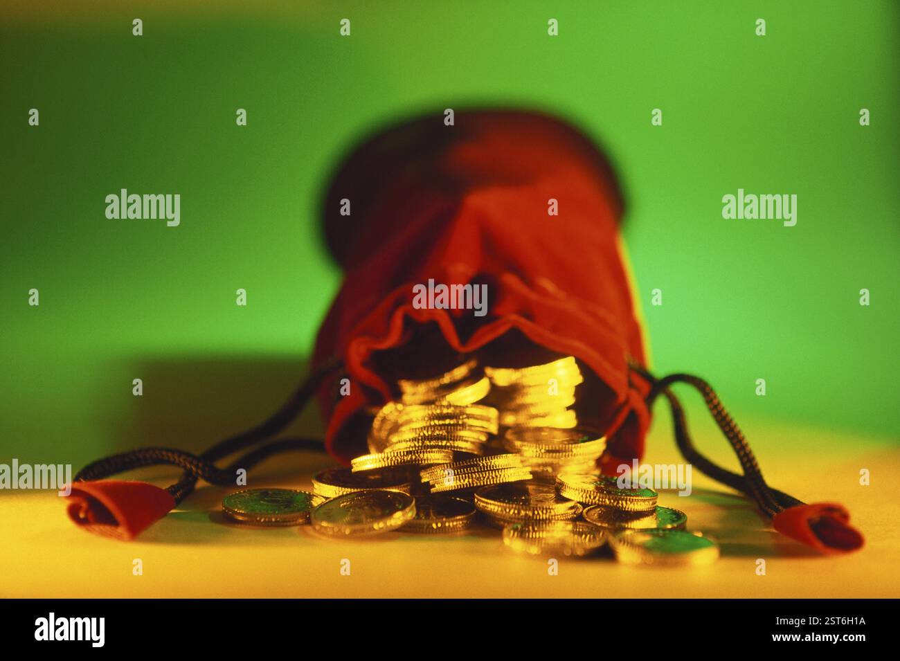 Concept, tout le monde désire des pièces d'or hors du sac Banque D'Images