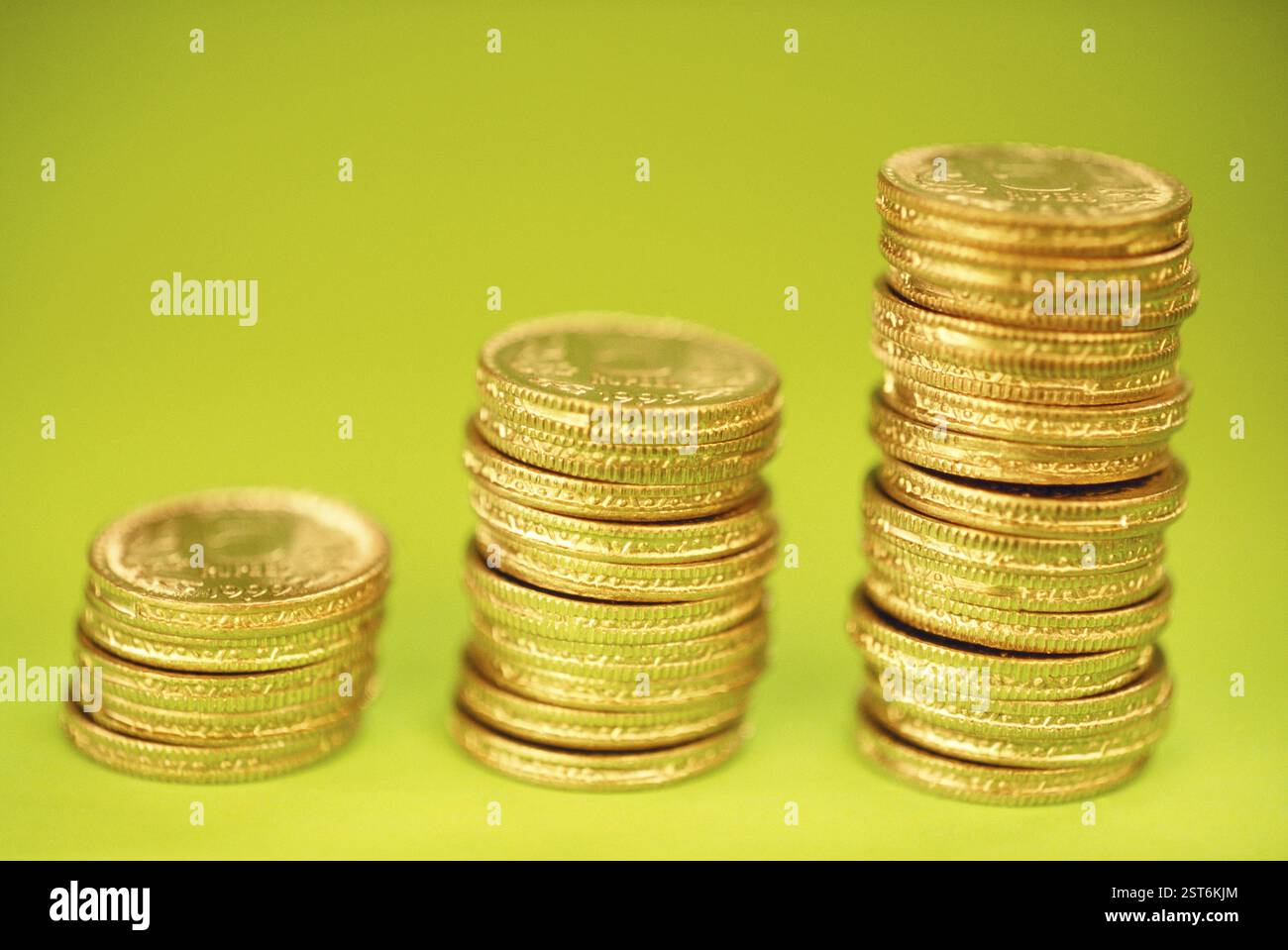 Concept, les pièces d'or arrangent dans la croissance Banque D'Images