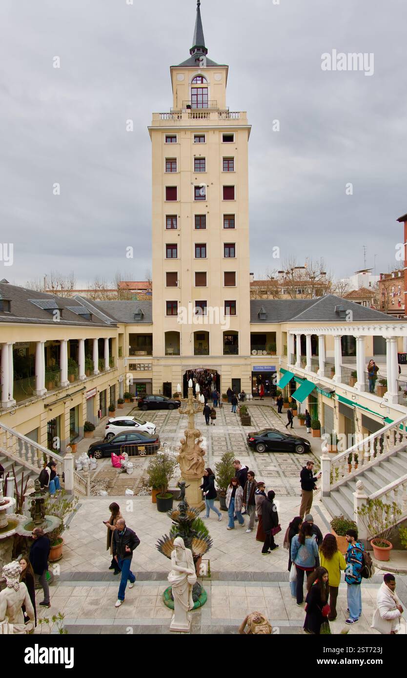 Tour dans le magasin d'antiquités Galerias piquer Anticuarios sur une place au large du marché de rue El Rastro dans le centre-ville Madrid Espagne Europe Banque D'Images