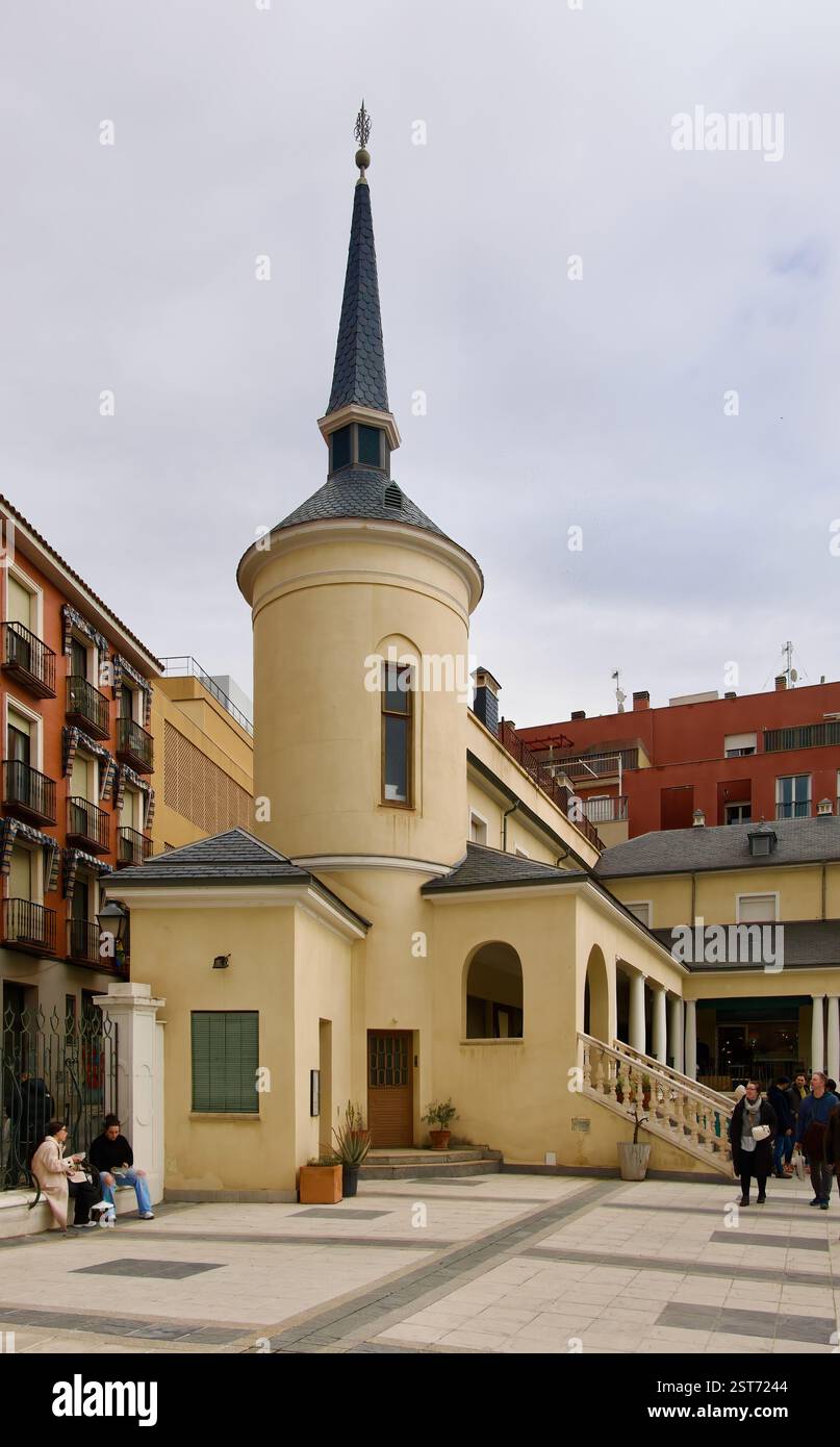 Tour dans le magasin d'antiquités Galerias piquer Anticuarios sur une place au large du marché de rue El Rastro dans le centre-ville Madrid Espagne Europe Banque D'Images