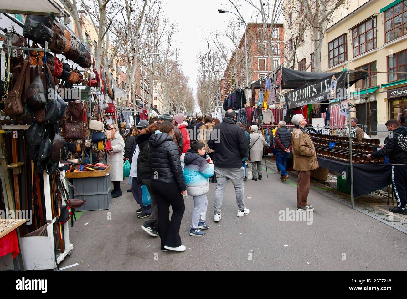 El Rastro de Madrid marché aux puces en plein air qui a jusqu'à 3500 stands sur un dimanche d'hiver chargé avec des touristes dans le centre-ville de Madrid Espagne Banque D'Images