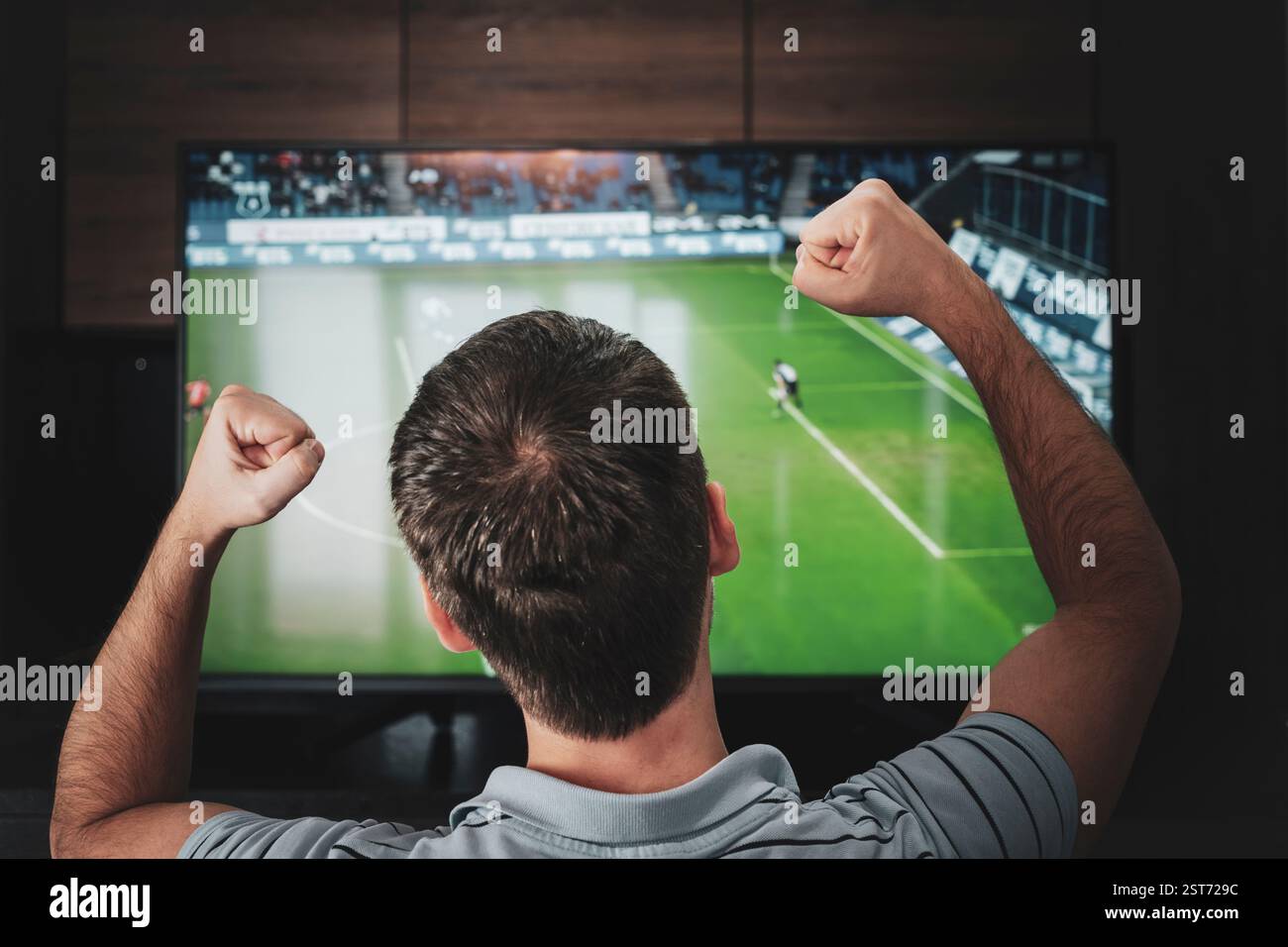 Les loisirs, la technologie, le sport, le divertissement et les gens concept - homme avec télécommande regarder le football ou de soccer à la télévision à la maison. Soccer excité Banque D'Images
