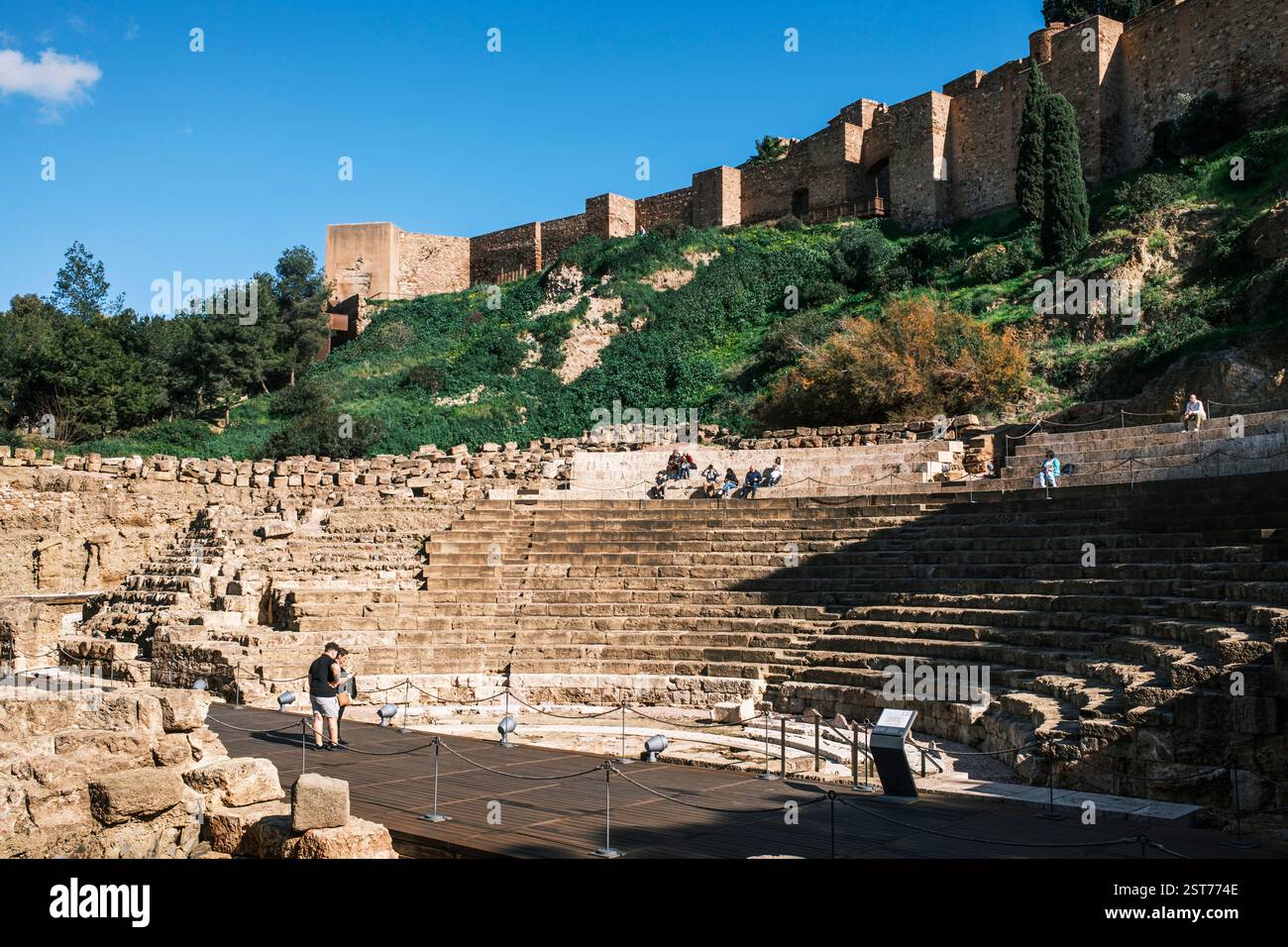 Teatro Romano de Málaga (Théâtre Romain de Málaga) avec le Pasarela-mirador de la Alcazaba derrière Banque D'Images