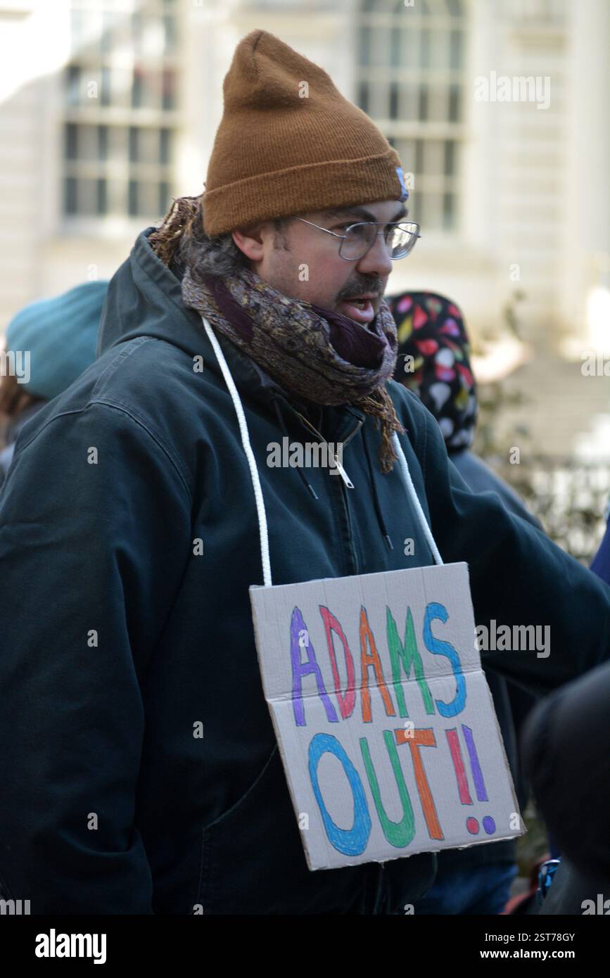 Manifestation contre le maire Eric Adams devant l'hôtel de ville de New York dans le Lower Manhattan. Banque D'Images