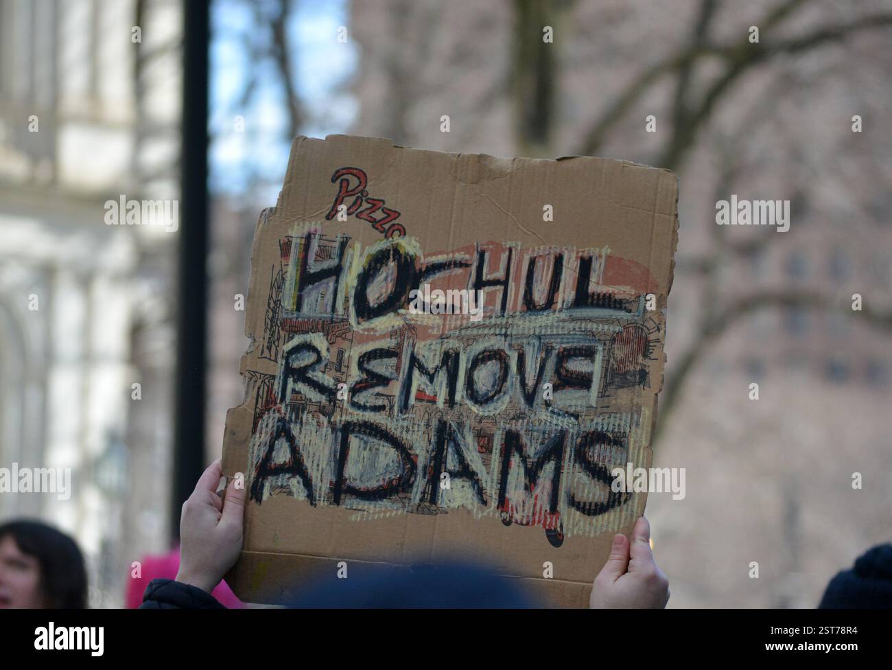 Manifestation contre le maire Eric Adams devant l'hôtel de ville de New York dans le Lower Manhattan. Banque D'Images
