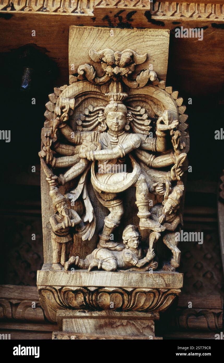 Sculptures en bois du XVIIe siècle dans le char du temple à Madurai, Tamil Nadu, Inde, Asie Banque D'Images