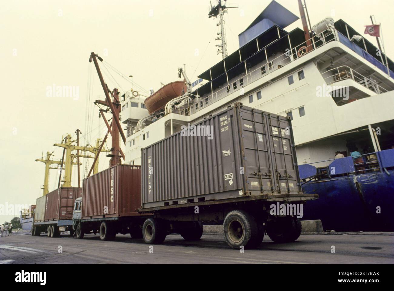 Les conteneurs d'expédition, le chargement au port de haldia, West Bengal, India Banque D'Images