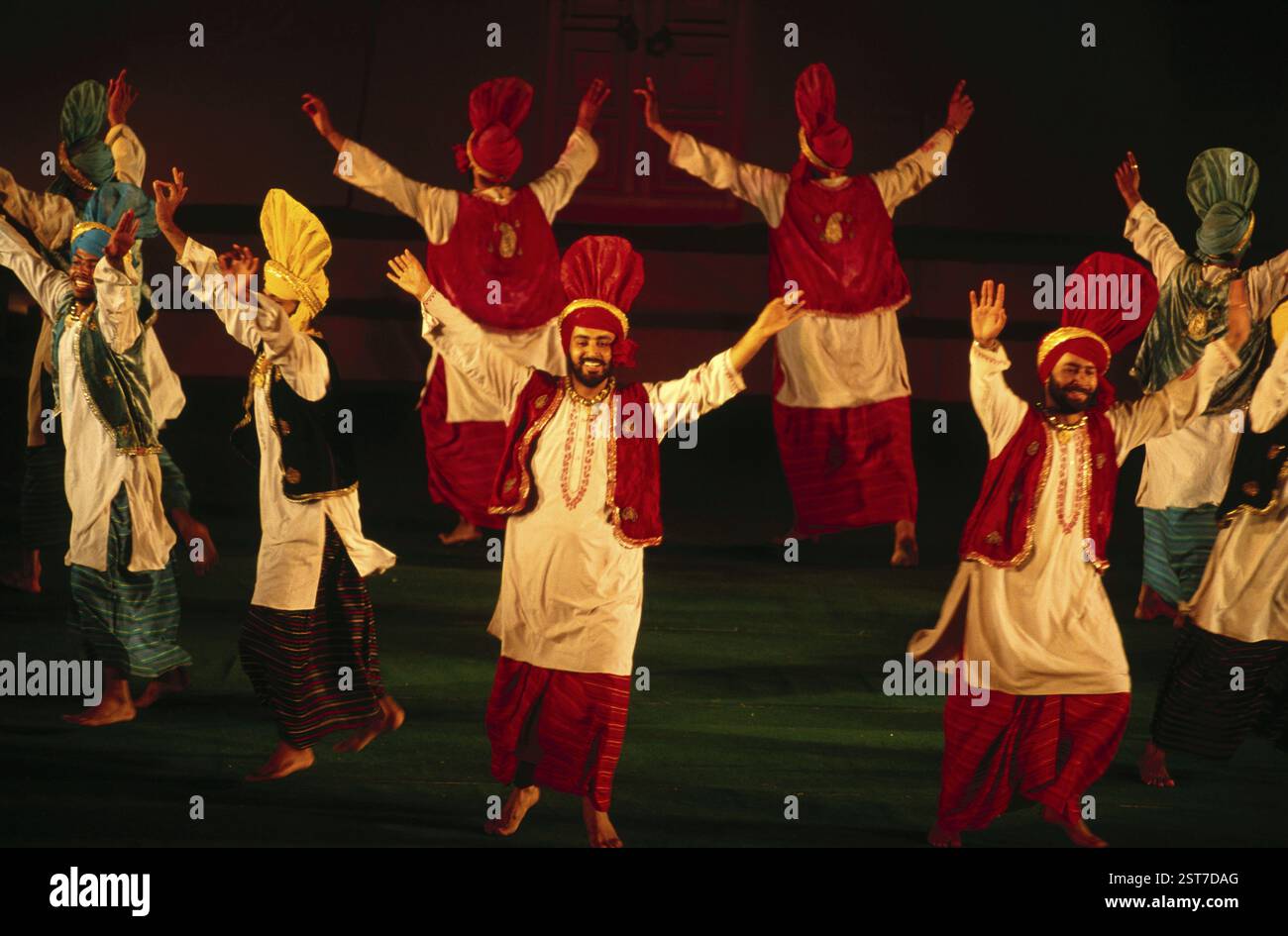 Hommes exécutant la danse bhangra, danse folklorique, Punjab, inde Banque D'Images