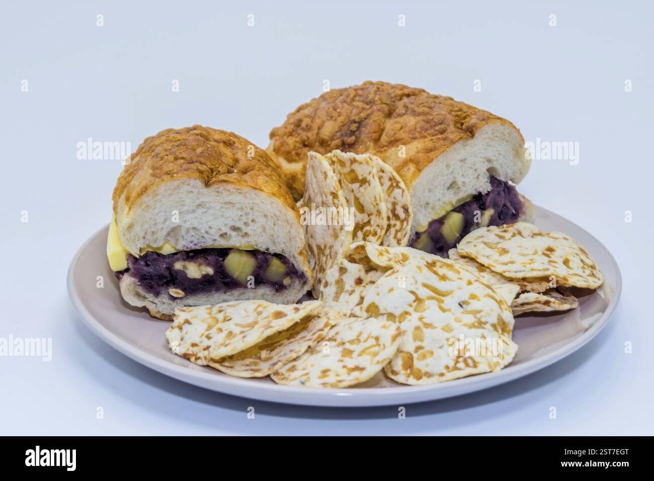 Gros plan d'un sandwich aux haricots rouges avec du fromage et des chips de tempeh, créant une collation accueillante Banque D'Images
